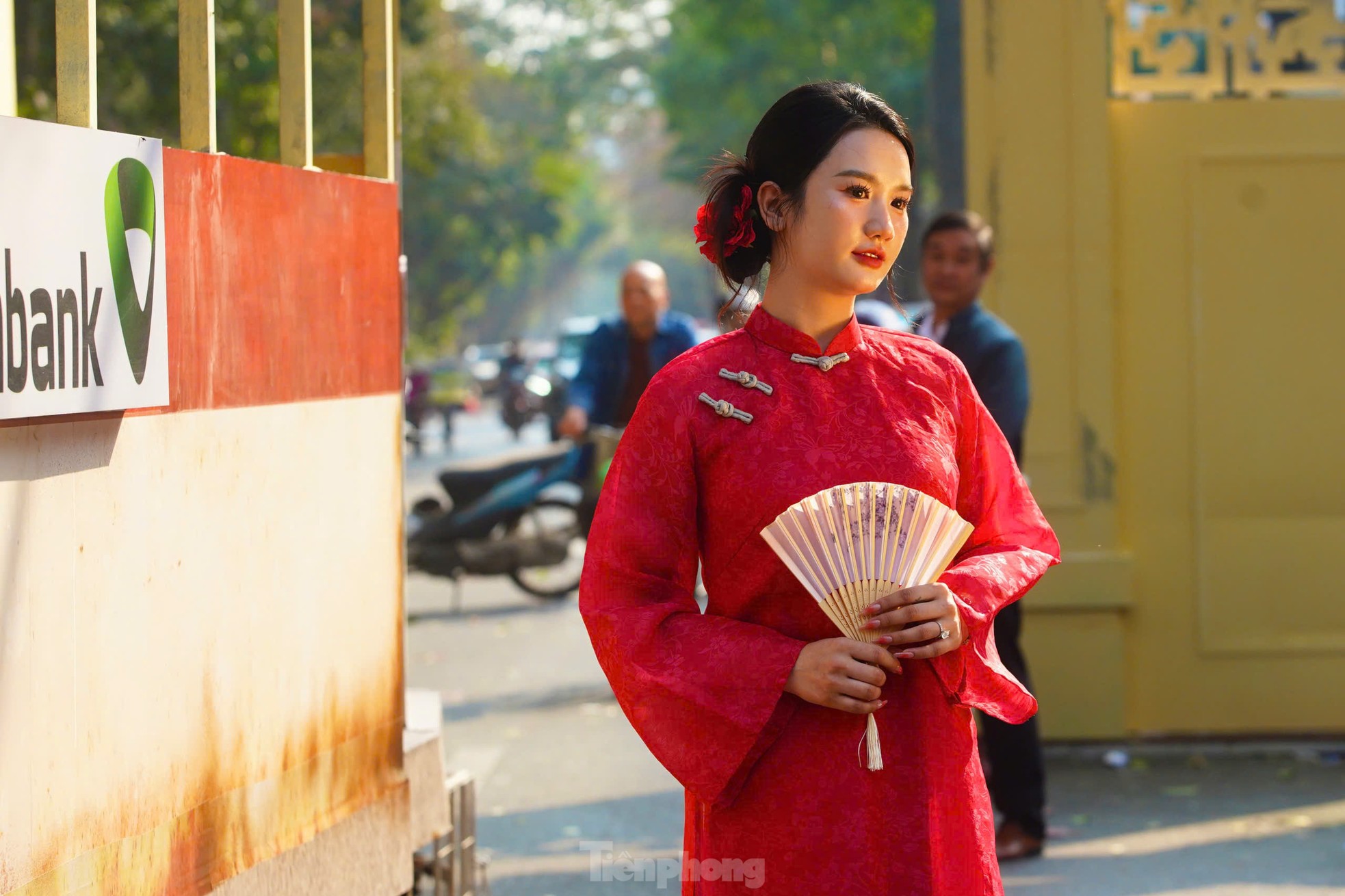 Phố bích họa Phùng Hưng khác lạ dịp Tết ảnh 12
