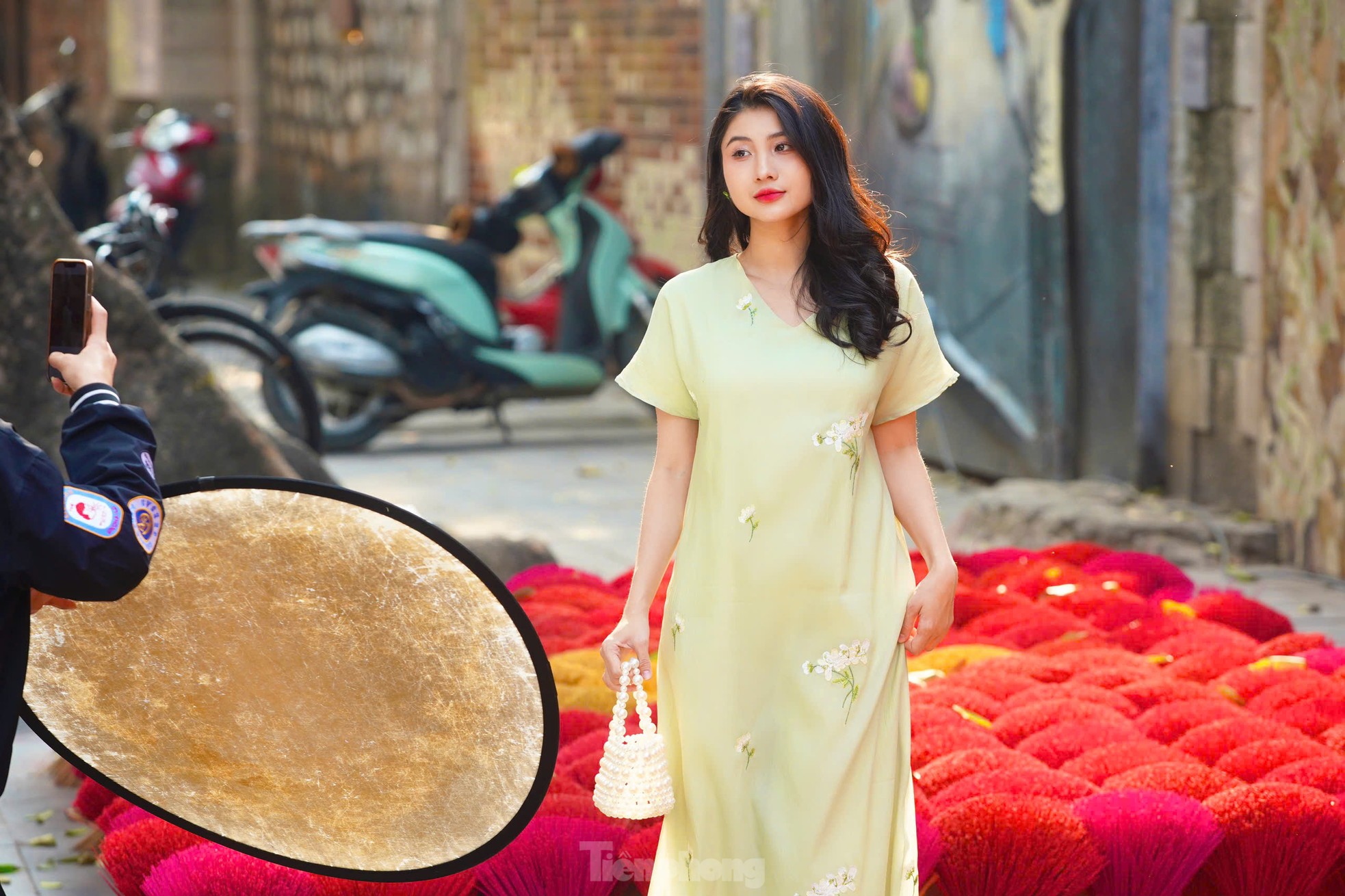 Phố bích họa Phùng Hưng khác lạ dịp Tết ảnh 15