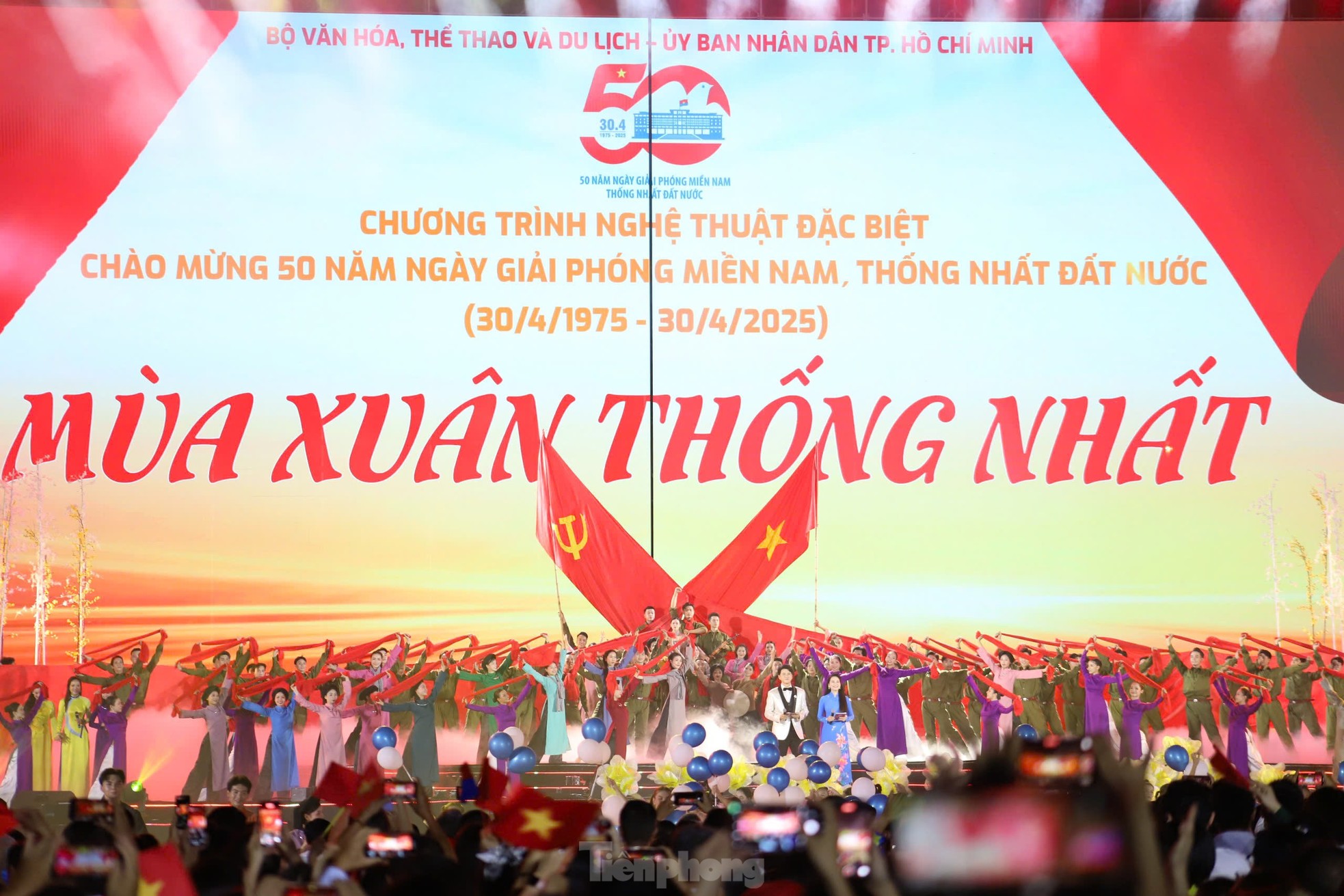NSND Tự Long, Hòa Minzy khiến khán giả xúc động ảnh 1