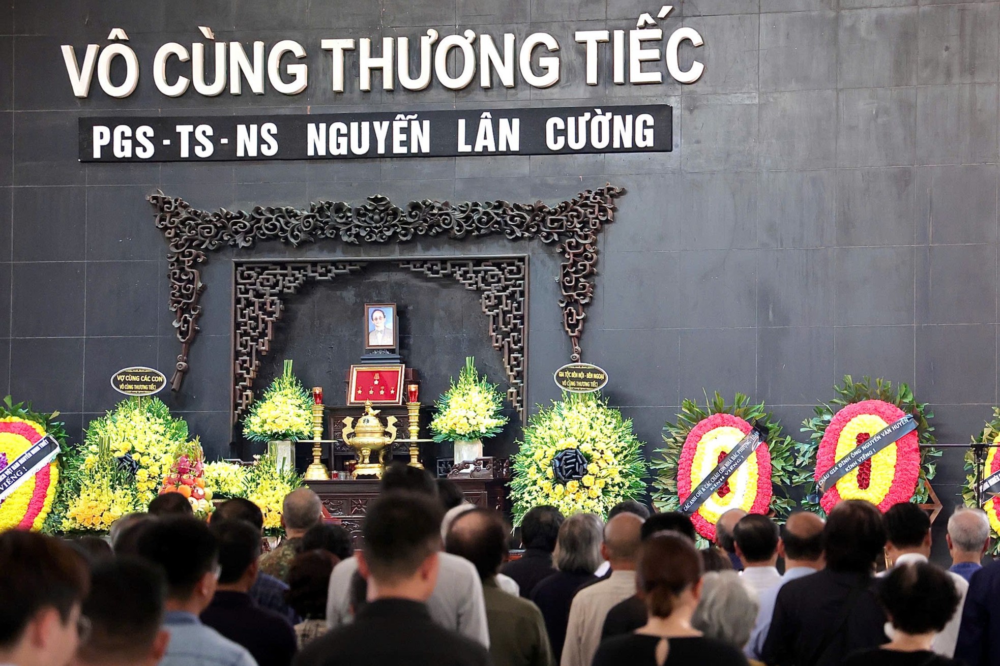 NSND Xuân Bắc và đồng nghiệp tiễn đưa PGS.TS Nguyễn Lân Cường về nơi an nghỉ ảnh 1