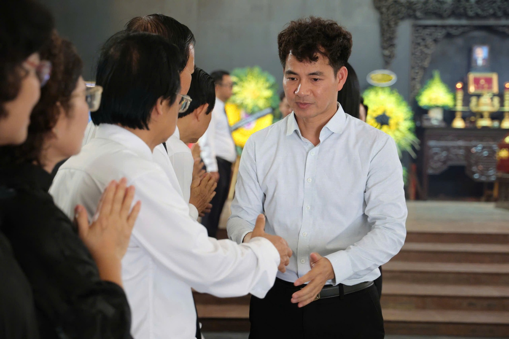 NSND Xuân Bắc và đồng nghiệp tiễn đưa PGS.TS Nguyễn Lân Cường về nơi an nghỉ ảnh 5