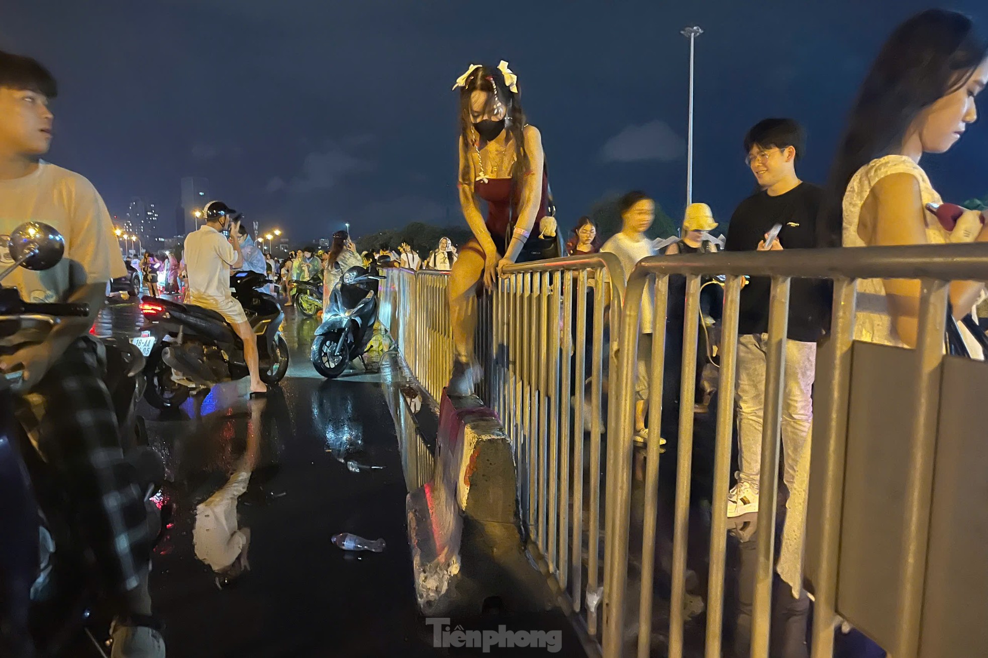 Hàng vạn người chật vật giữa đêm, tìm xe về nhà sau show Anh trai ảnh 17