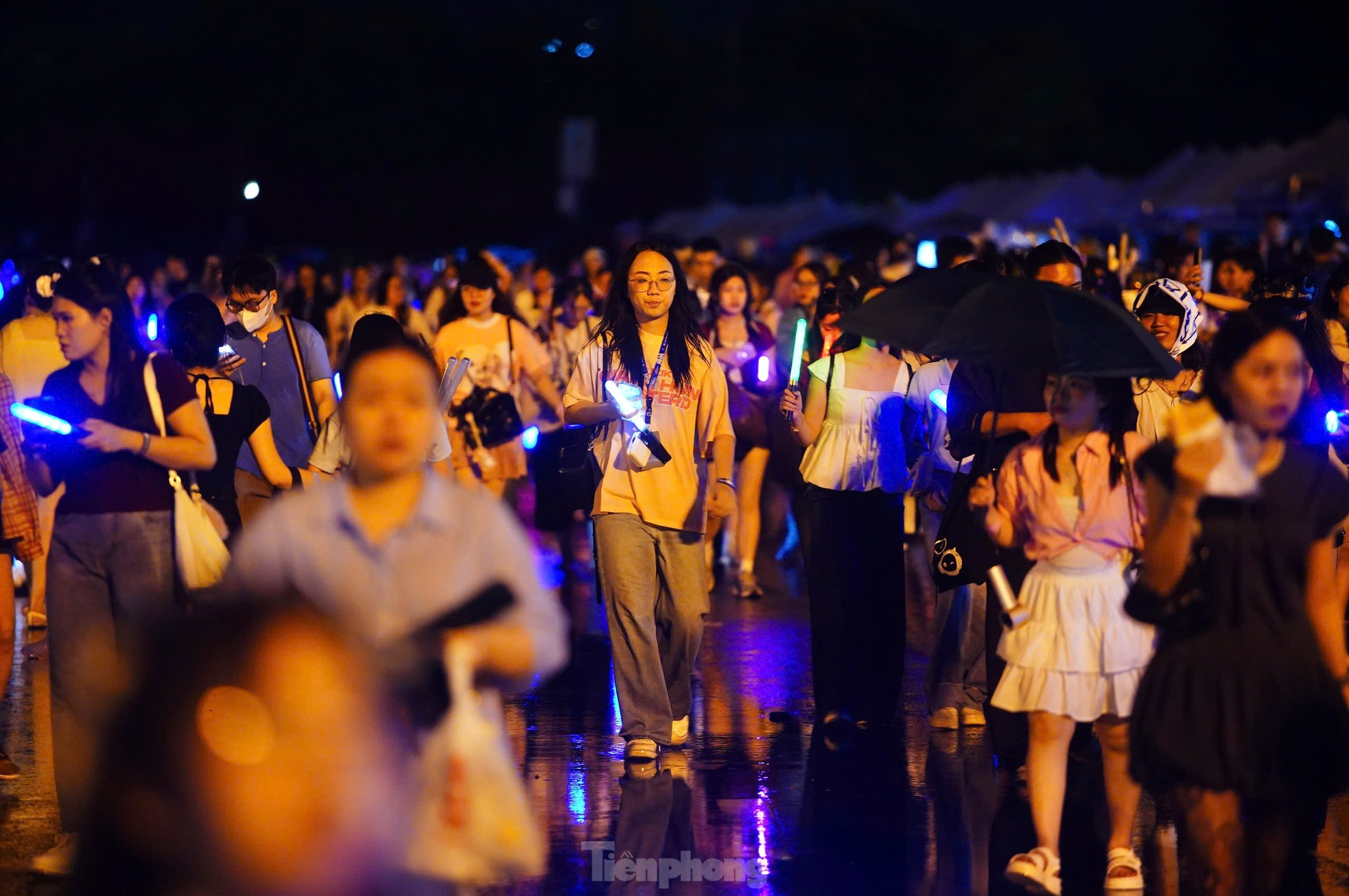 Hàng vạn người chật vật giữa đêm, tìm xe về nhà sau show Anh trai ảnh 11