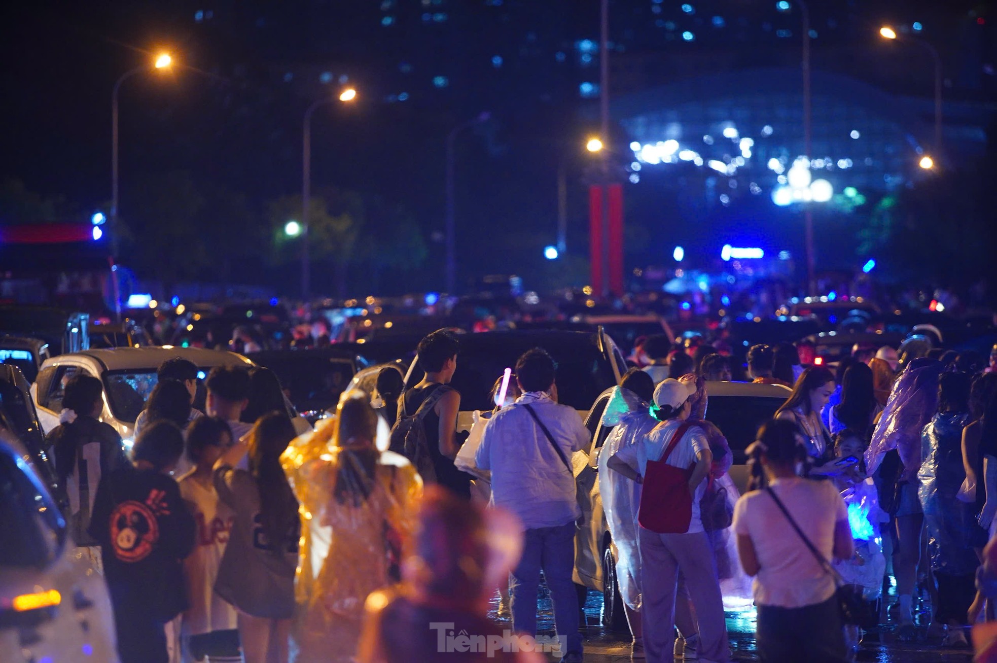 Hàng vạn người chật vật giữa đêm, tìm xe về nhà sau show Anh trai ảnh 10