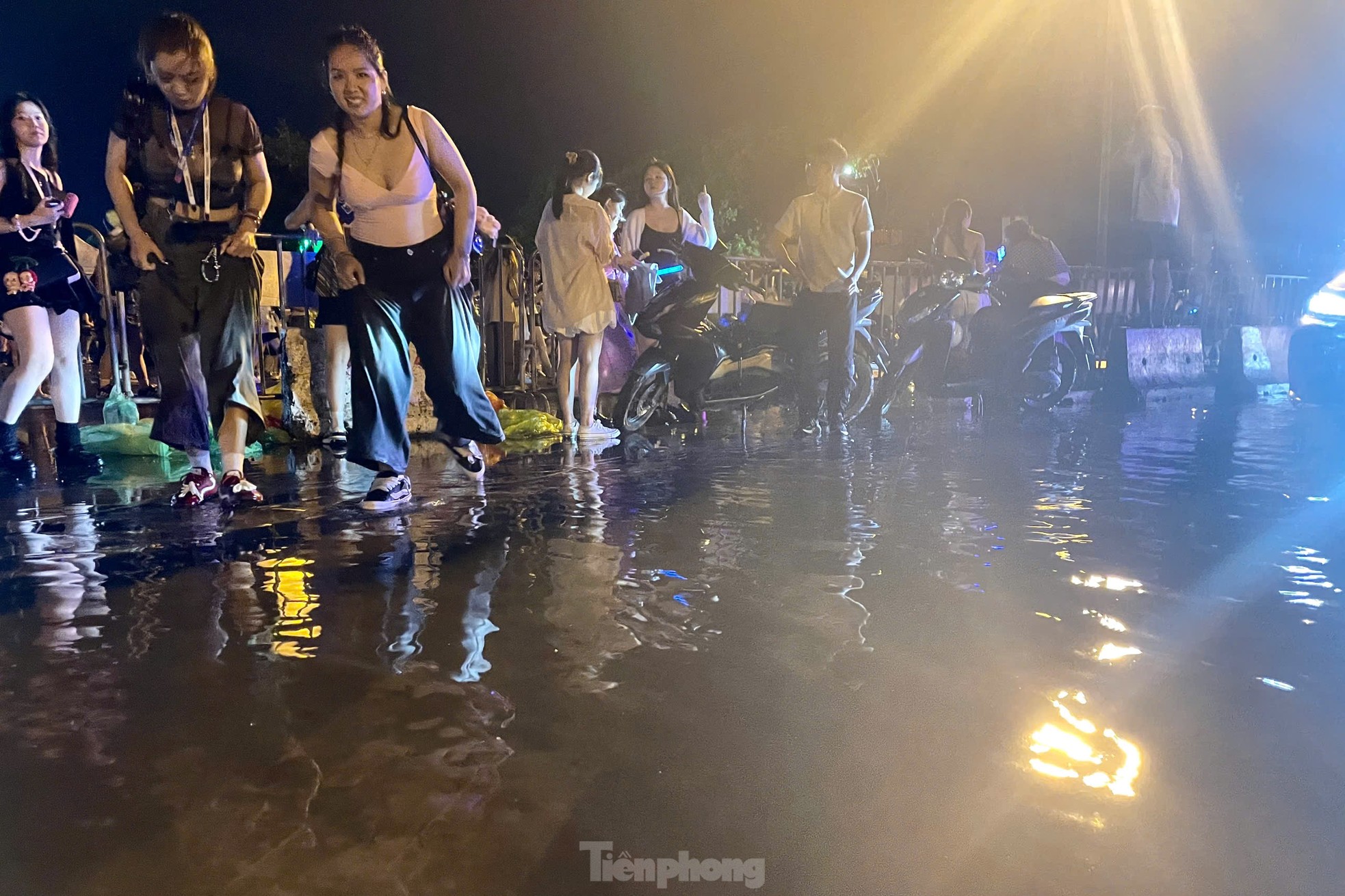 Hàng vạn người chật vật giữa đêm, tìm xe về nhà sau show Anh trai ảnh 5