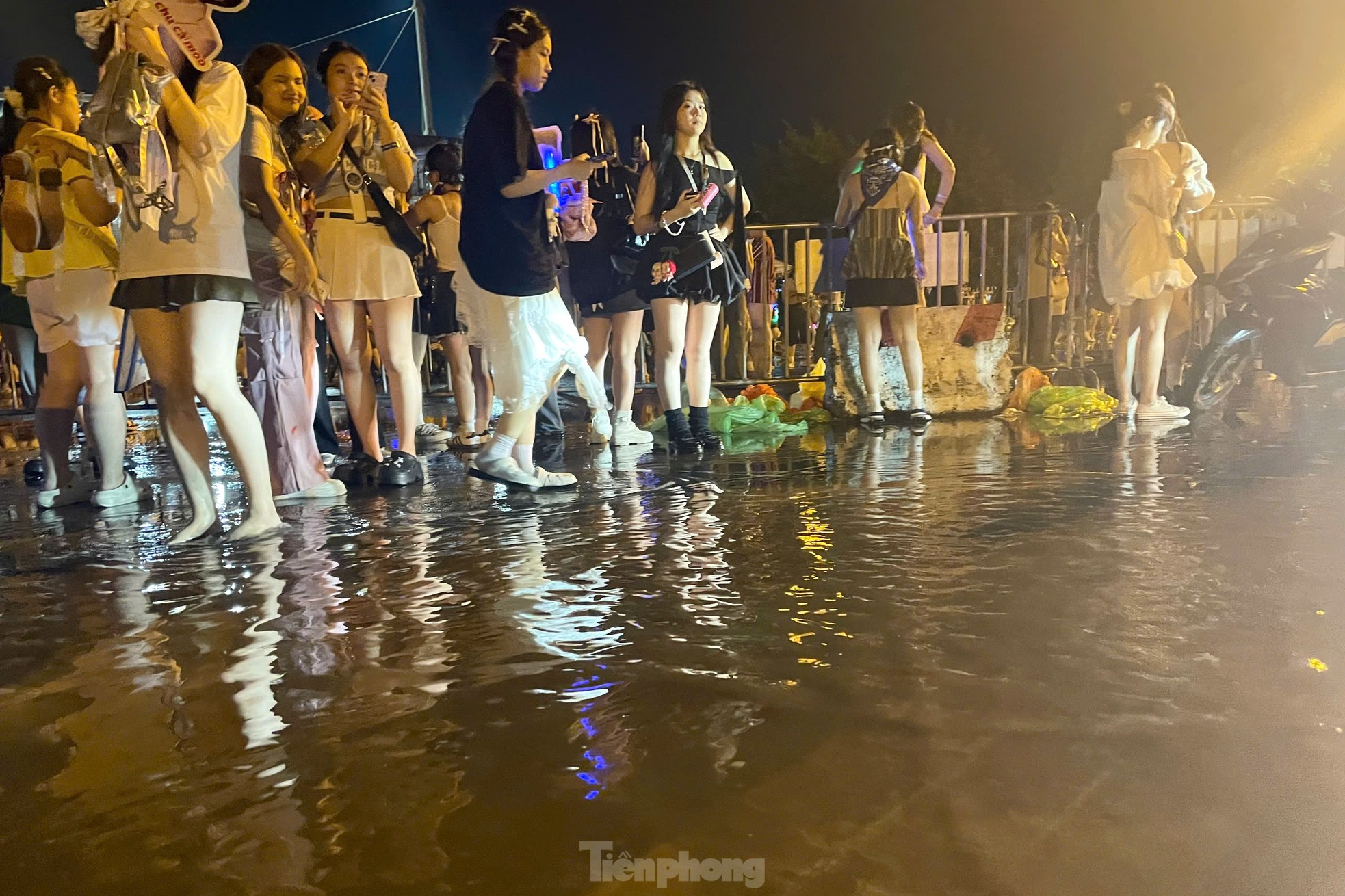 Hàng vạn người chật vật giữa đêm, tìm xe về nhà sau show Anh trai ảnh 6