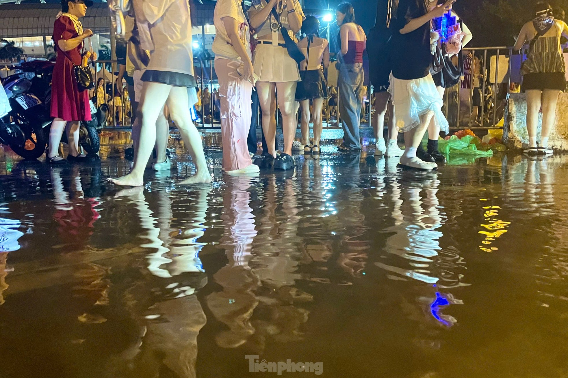Hàng vạn người chật vật giữa đêm, tìm xe về nhà sau show Anh trai ảnh 7