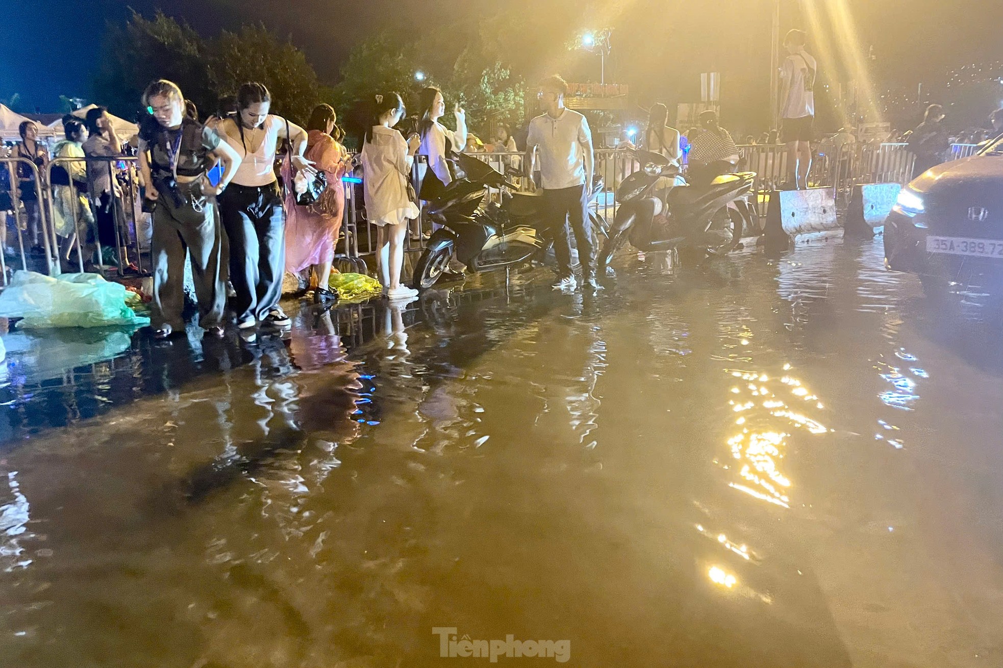 Hàng vạn người chật vật giữa đêm, tìm xe về nhà sau show Anh trai ảnh 4