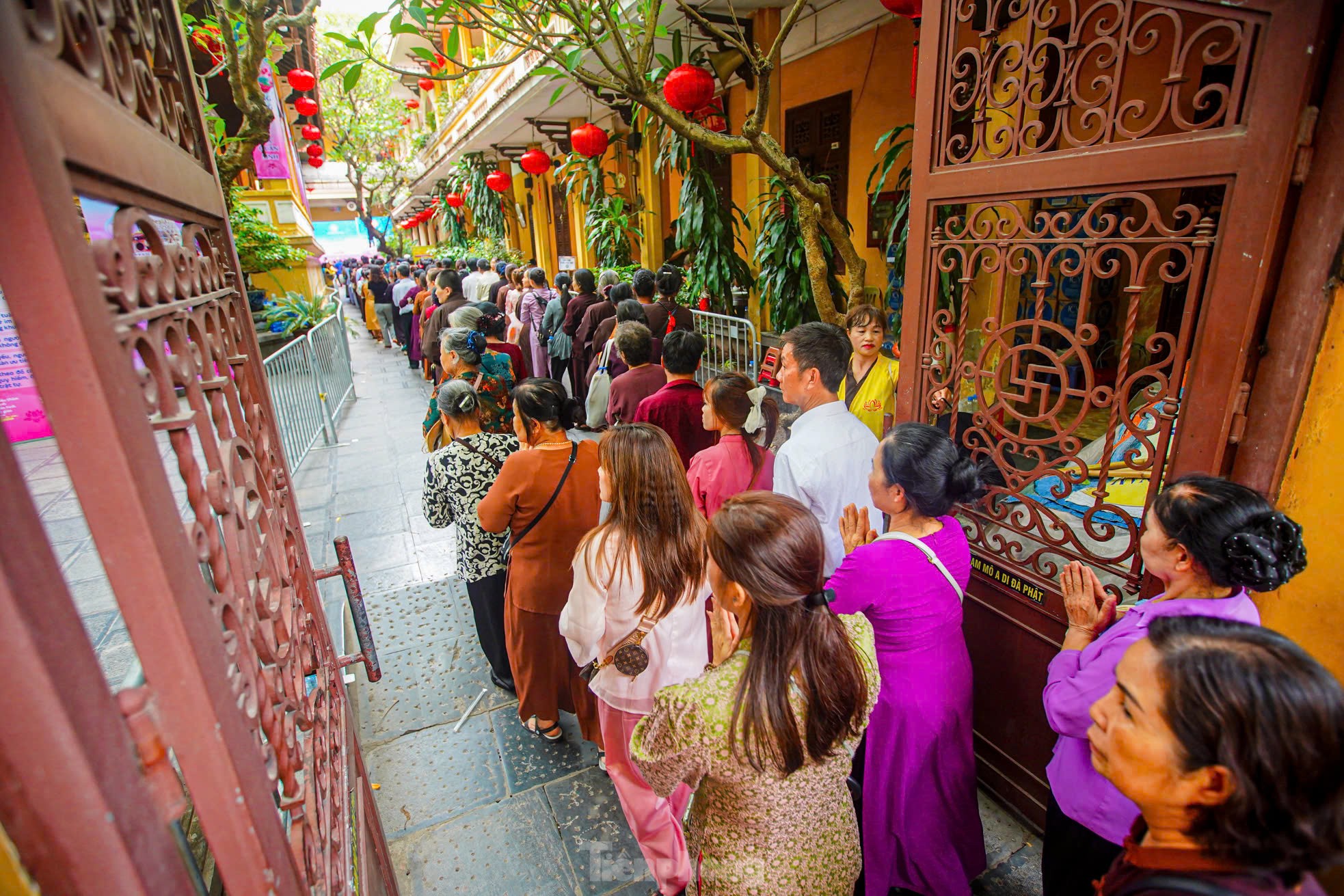 Người dân xếp hàng cả cây số để vào chùa Quán Sứ ảnh 2