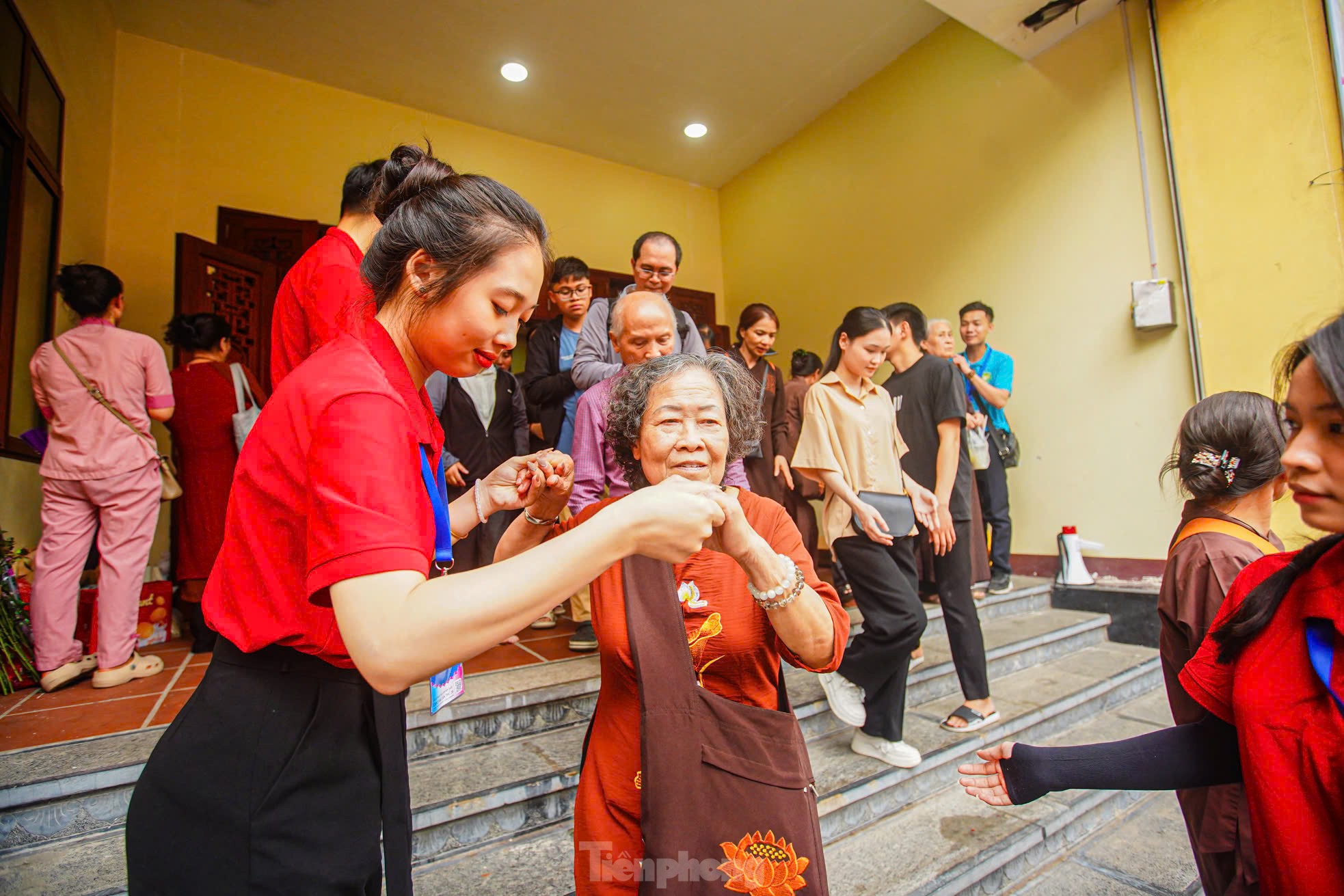 Người dân xếp hàng cả cây số để vào chùa Quán Sứ ảnh 17