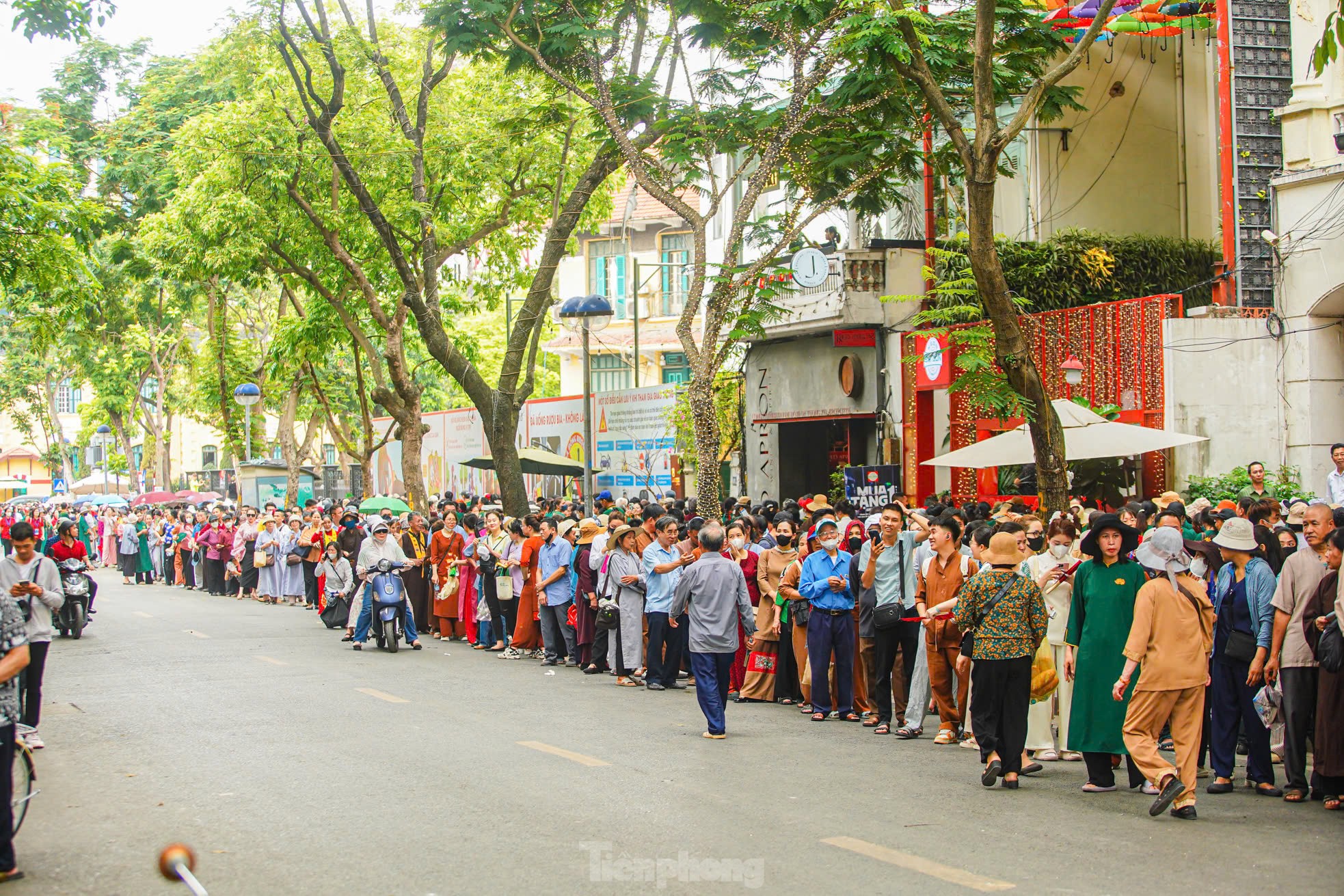 Người dân xếp hàng cả cây số để vào chùa Quán Sứ ảnh 14