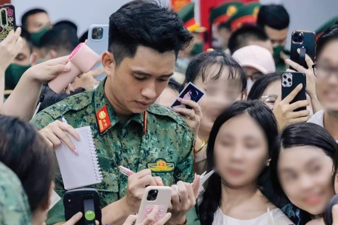 Thấy gì từ tình trạng hàng nghìn người đổ xô ra ga tàu, vây quanh nam thần quân đội? ảnh 3