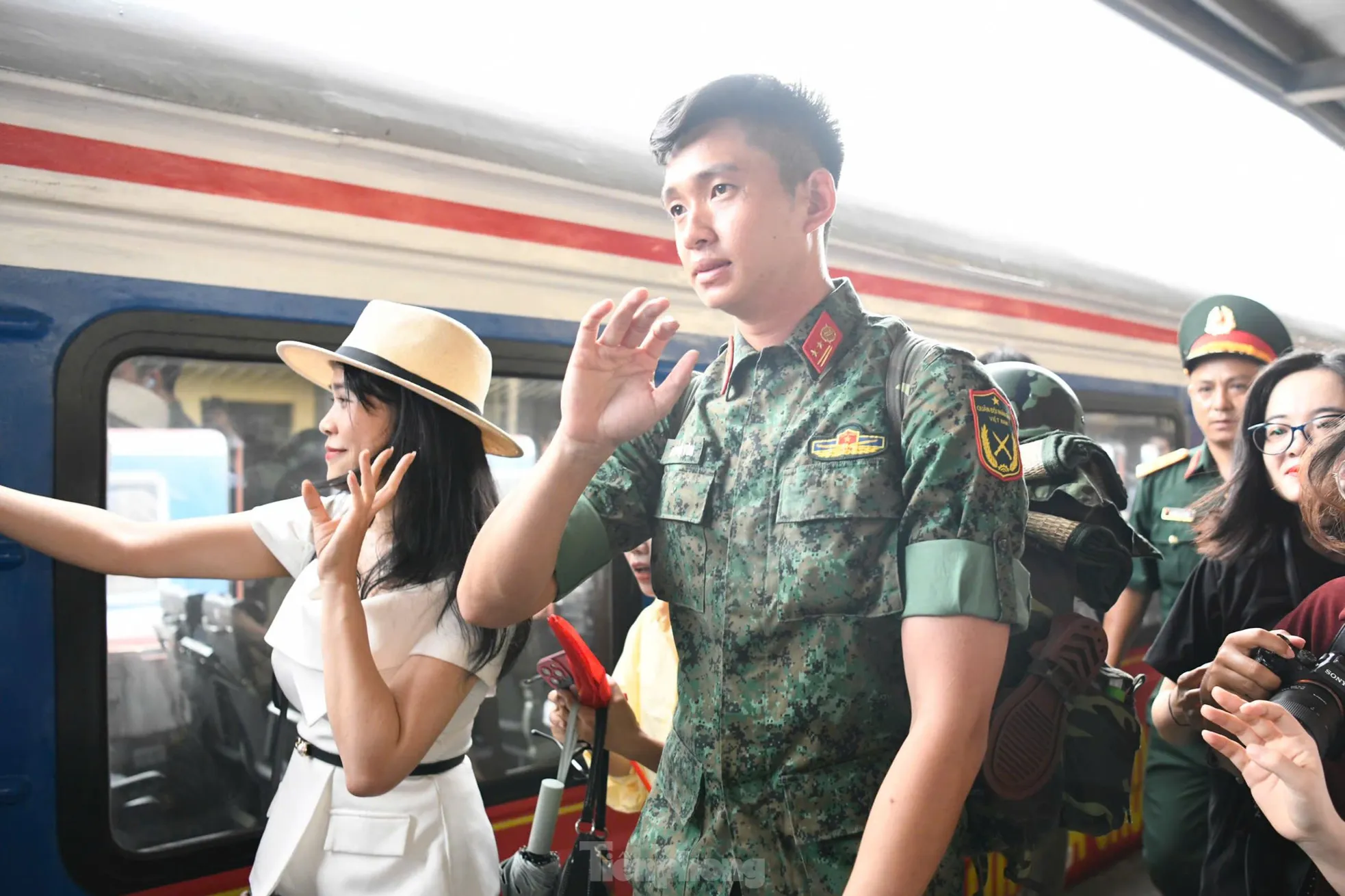 Thấy gì từ tình trạng hàng nghìn người đổ xô ra ga tàu, vây quanh nam thần quân đội? ảnh 4