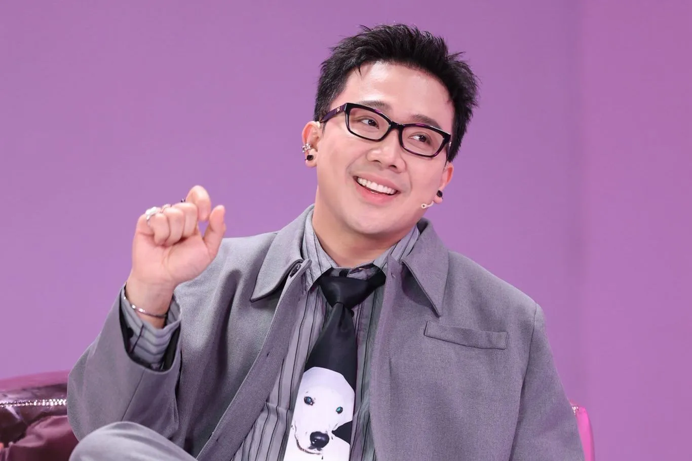 Showbiz 17/6: Trấn Thành 'đe dọa' các em xinh ảnh 1