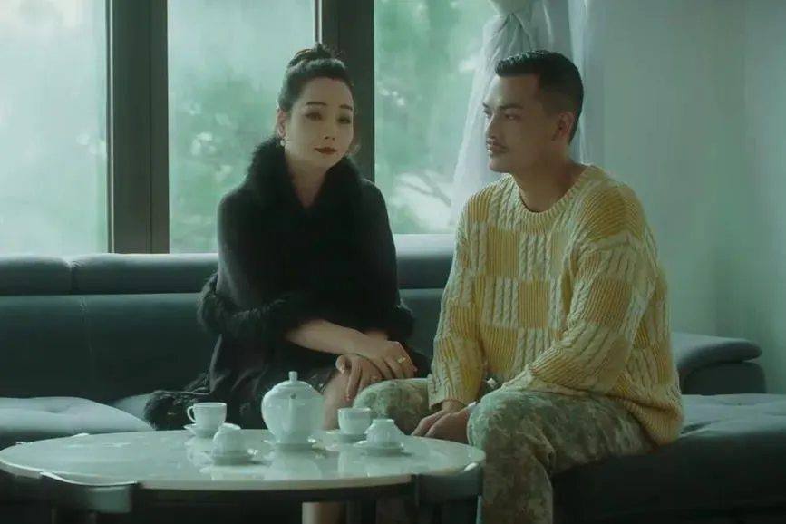 Showbiz 17/6: Trấn Thành 'đe dọa' các em xinh ảnh 5