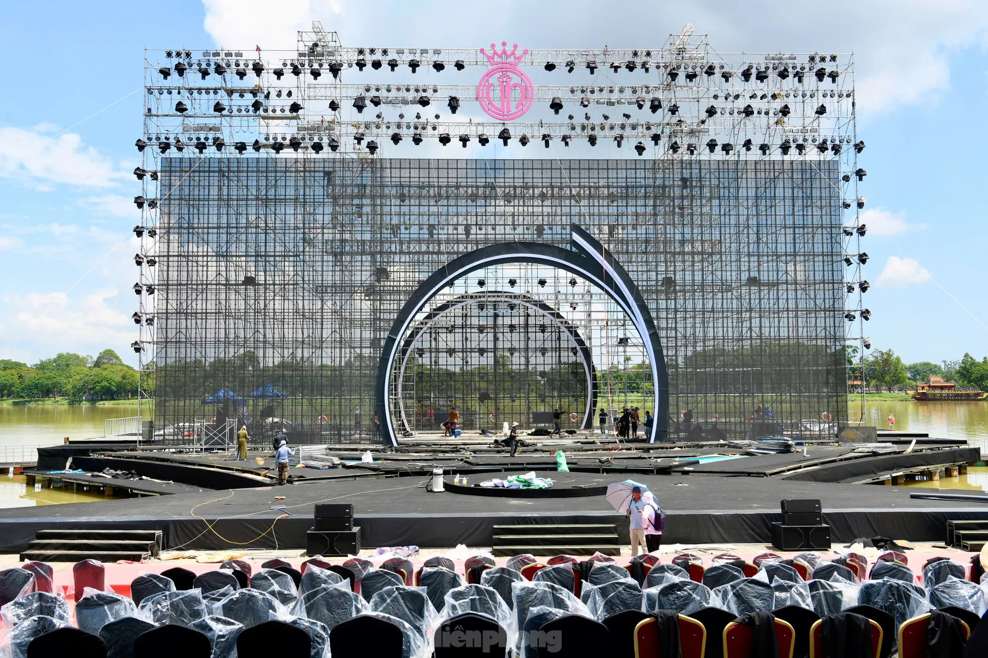Thành phố Huế rực rỡ cờ phướn, pano chung kết Hoa hậu Việt Nam 2024 ảnh 15