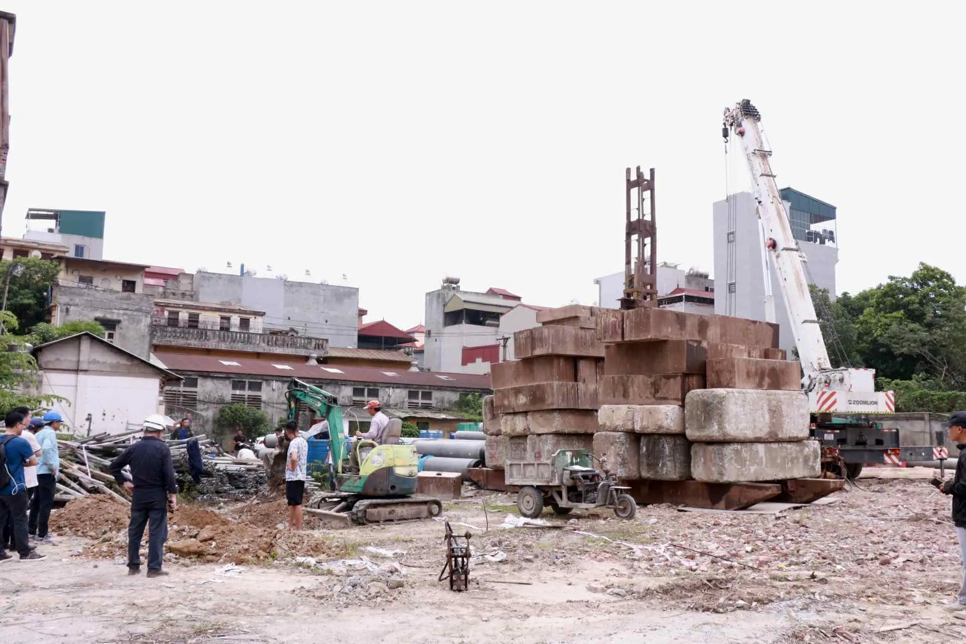 Công trường dự án cao tốc kết hợp đường sắt đô thị V+: Vượt khó để bám tiến độ ảnh 1