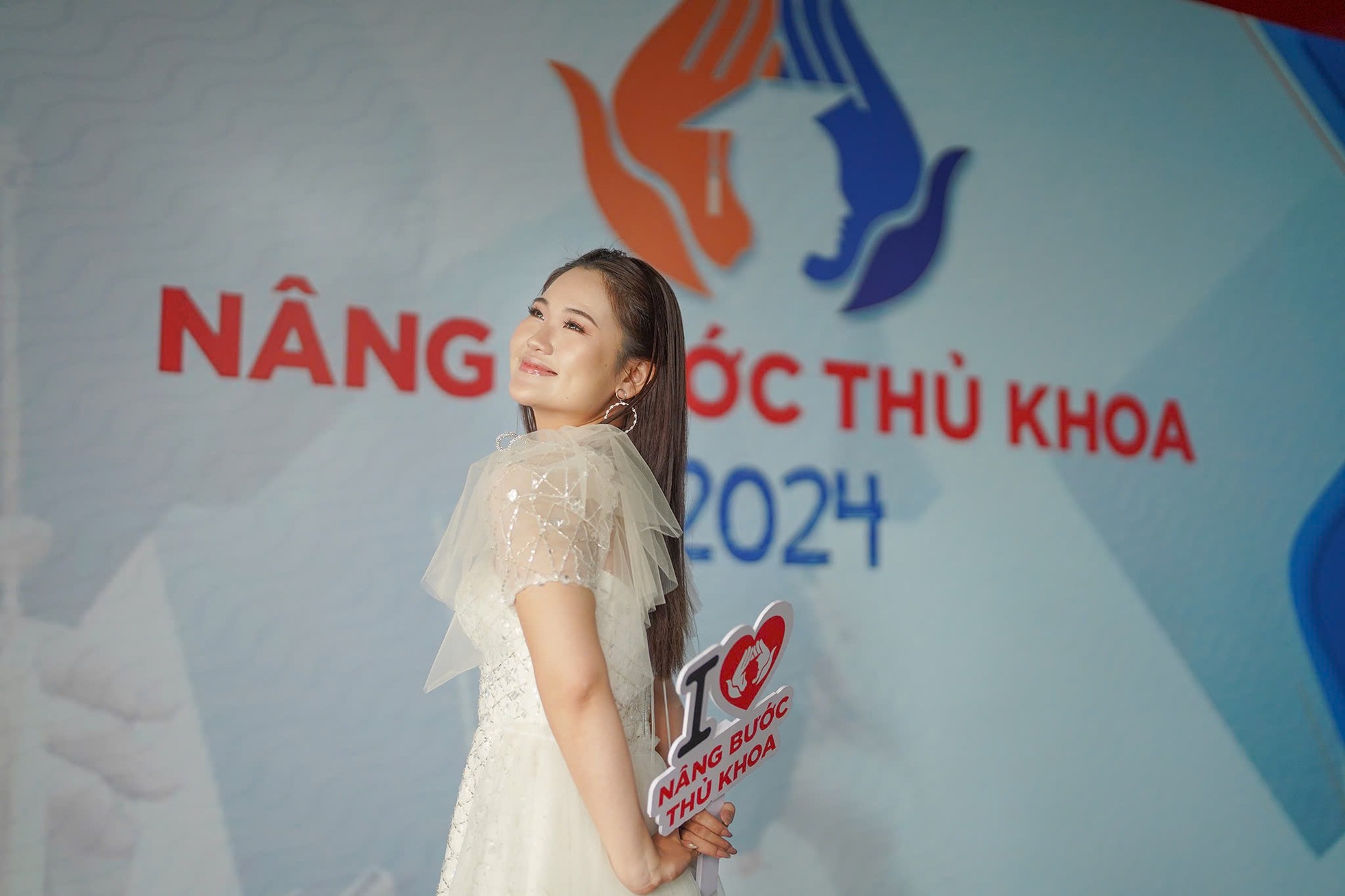 65 thủ khoa đón Hoa hậu Thanh Thủy, Á hậu Phương Anh, Ngọc Hằng ảnh 13