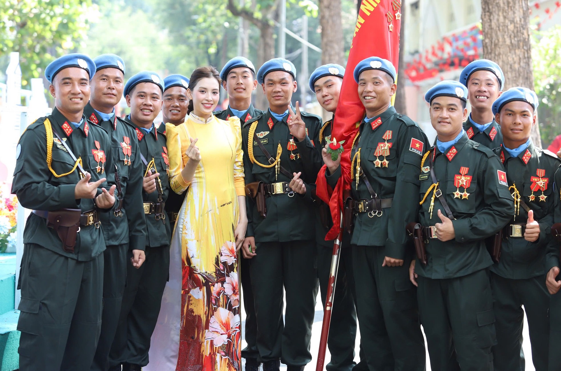 Hoa hậu Tiểu Vy và hơn 50 nghệ sĩ rạng rỡ tại buổi tổng duyệt diễu binh, diễu hành cấp Nhà nước ảnh 5