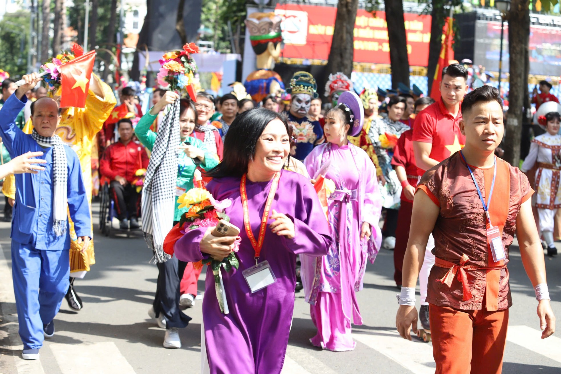 Hoa hậu Tiểu Vy và hơn 50 nghệ sĩ rạng rỡ tại buổi tổng duyệt diễu binh, diễu hành cấp Nhà nước ảnh 9