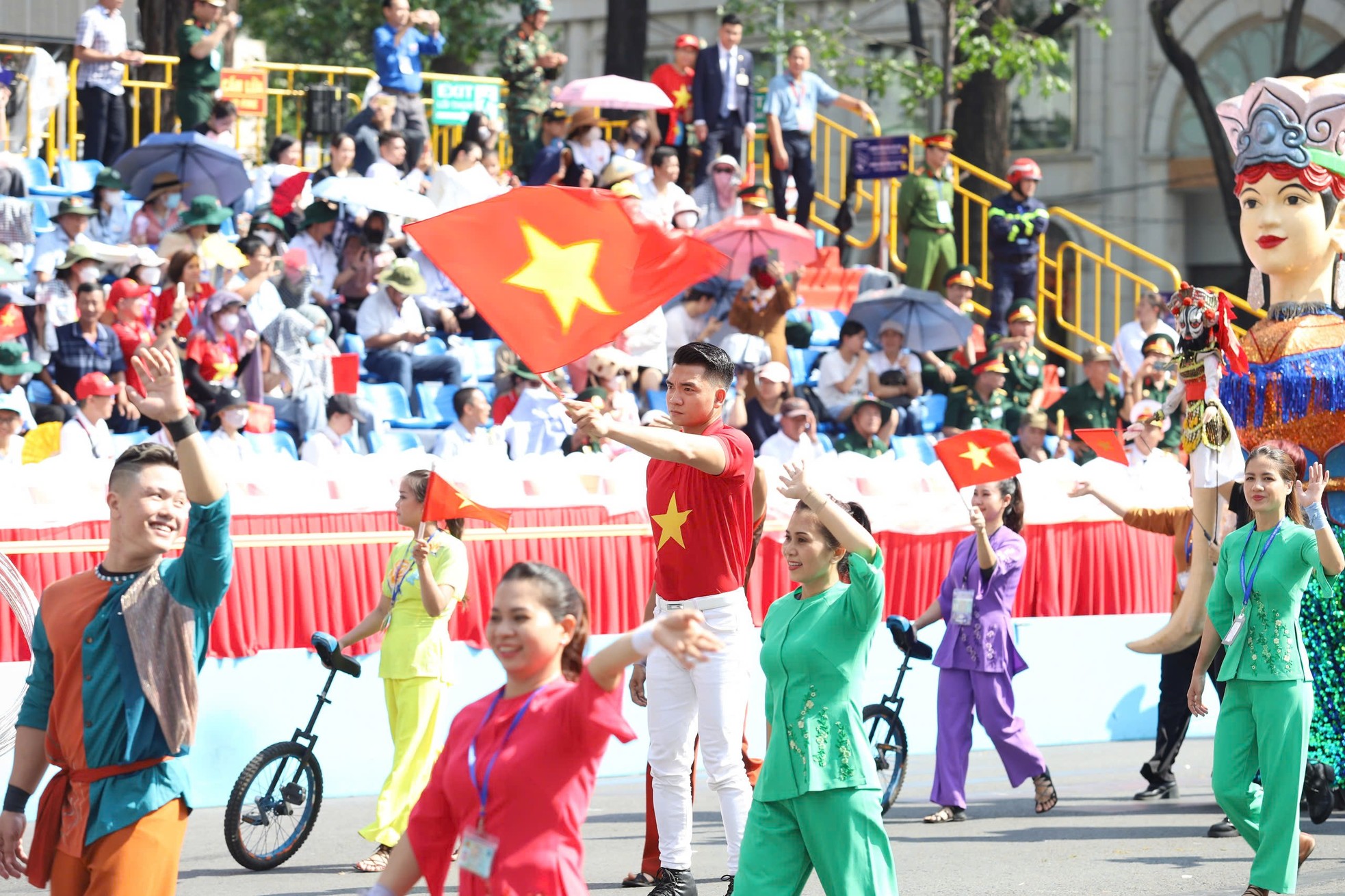 Hoa hậu Tiểu Vy và hơn 50 nghệ sĩ rạng rỡ tại buổi tổng duyệt diễu binh, diễu hành cấp Nhà nước ảnh 10