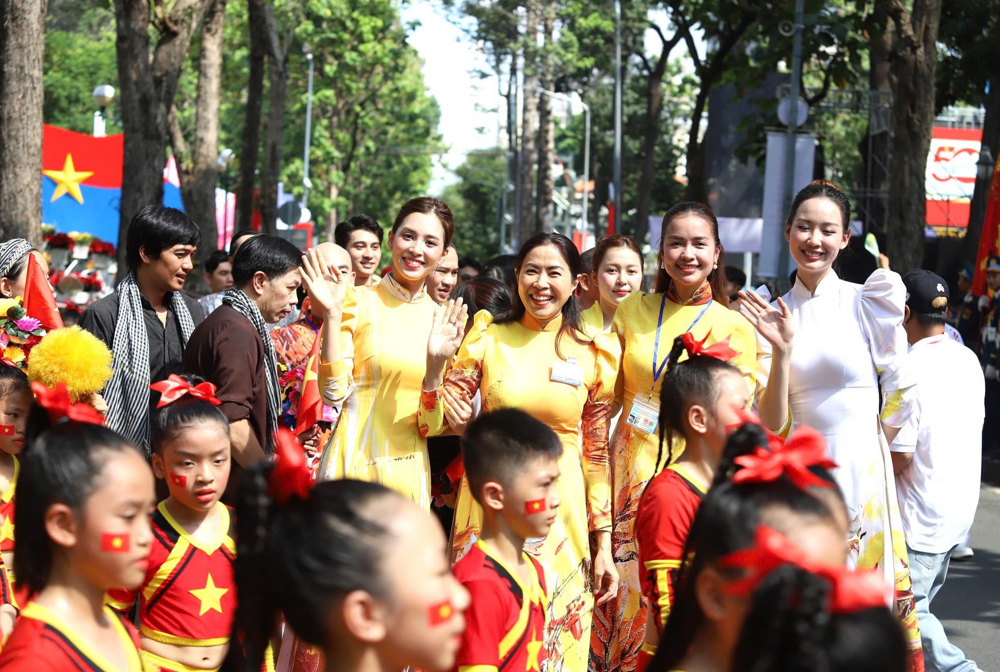 Hoa hậu Tiểu Vy và hơn 50 nghệ sĩ rạng rỡ tại buổi tổng duyệt diễu binh, diễu hành cấp Nhà nước ảnh 1