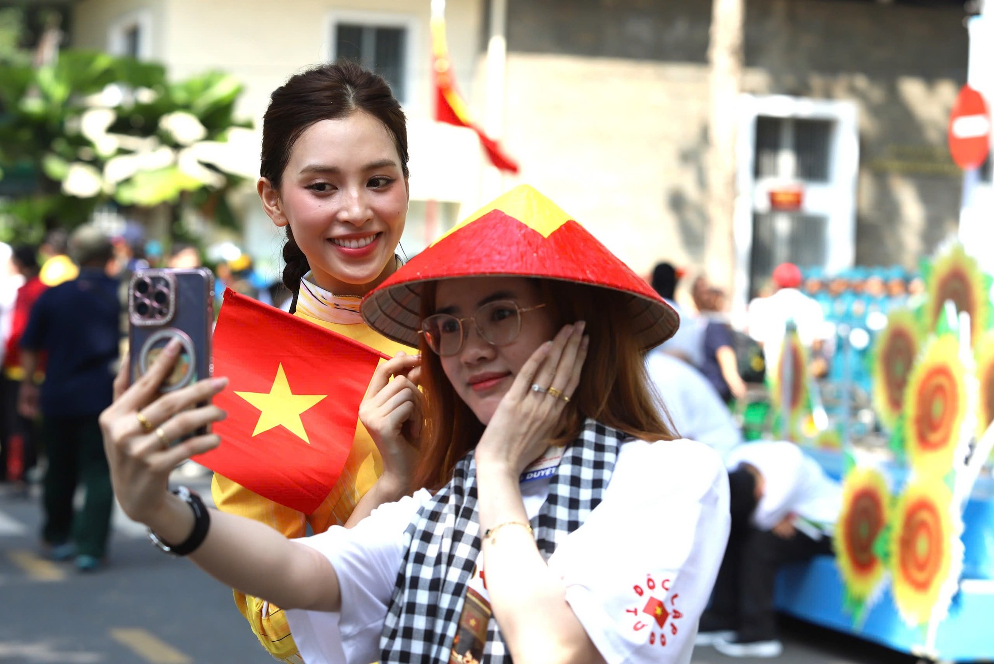 Hoa hậu Tiểu Vy và hơn 50 nghệ sĩ rạng rỡ tại buổi tổng duyệt diễu binh, diễu hành cấp Nhà nước ảnh 4