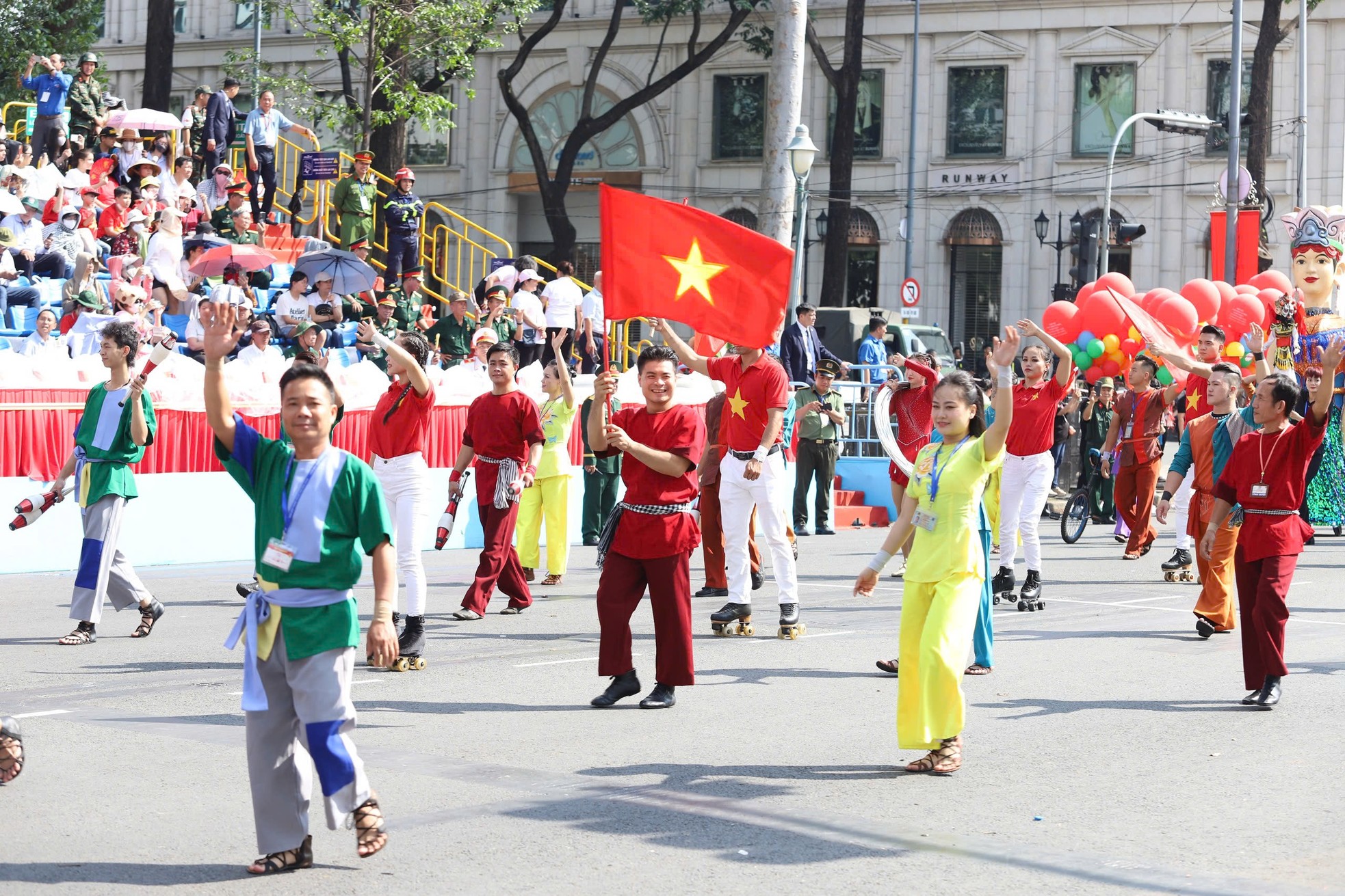 Hoa hậu Tiểu Vy và hơn 50 nghệ sĩ rạng rỡ tại buổi tổng duyệt diễu binh, diễu hành cấp Nhà nước ảnh 13