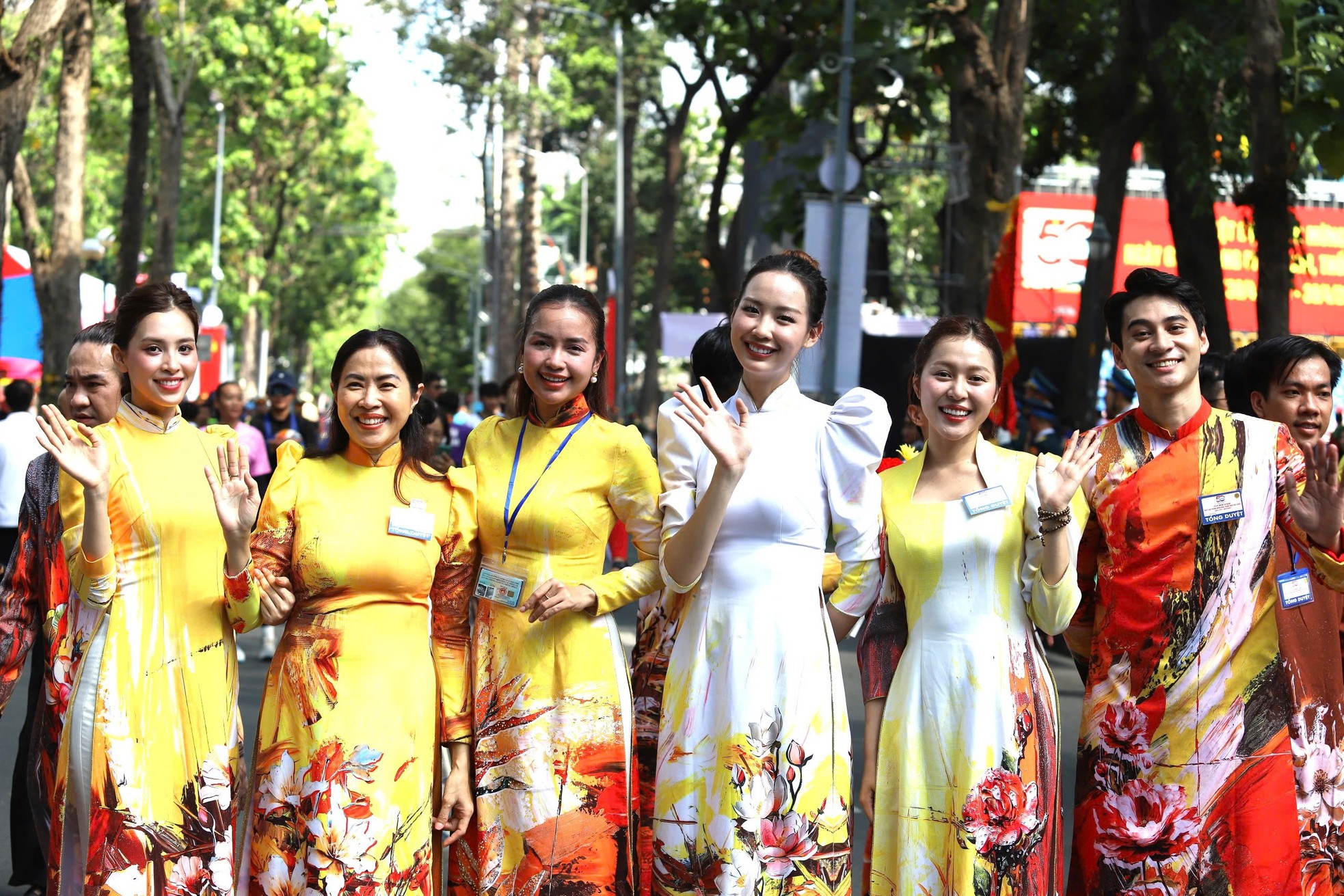 Hoa hậu Tiểu Vy và hơn 50 nghệ sĩ rạng rỡ tại buổi tổng duyệt diễu binh, diễu hành cấp Nhà nước ảnh 6