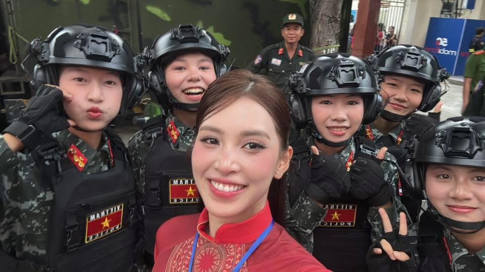 Hoa hậu Thanh Thủy, Tiểu Vy cùng 50 nghệ sĩ có mặt từ 2h sáng chờ diễu binh, diễu hành ảnh 10