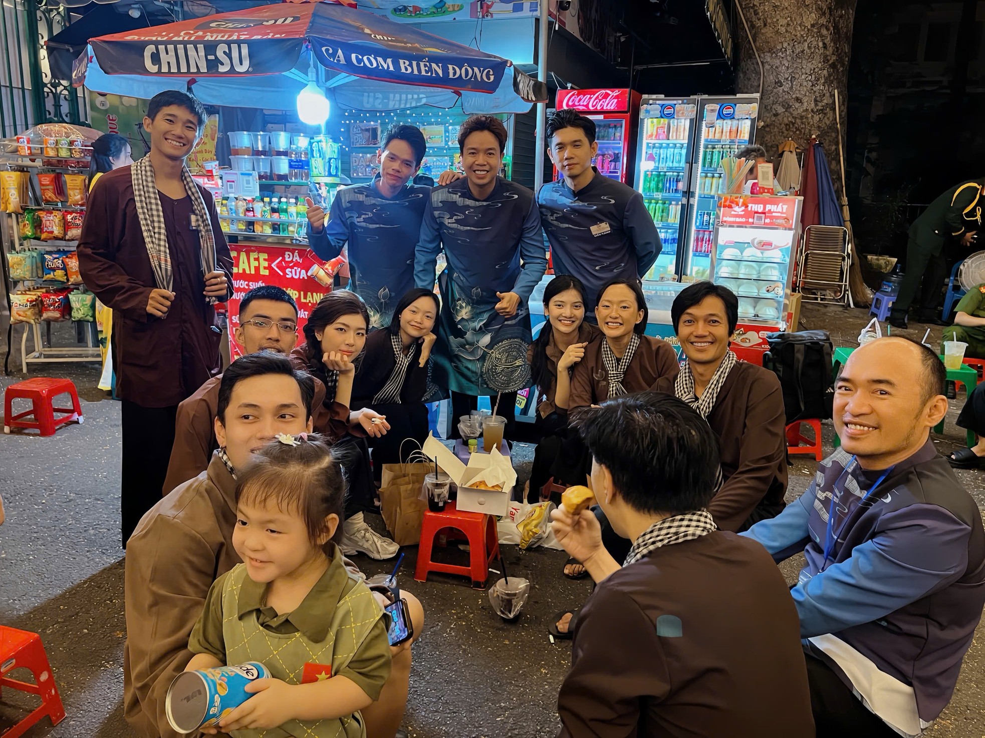 Hoa hậu Thanh Thủy, Tiểu Vy cùng 50 nghệ sĩ có mặt từ 2h sáng chờ diễu binh, diễu hành ảnh 12