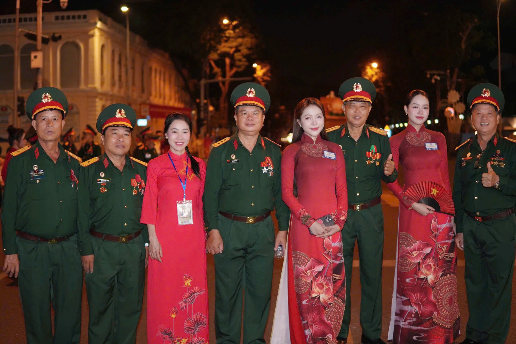 Hoa hậu Thanh Thủy, Tiểu Vy cùng 50 nghệ sĩ có mặt từ 2h sáng chờ diễu binh, diễu hành ảnh 1