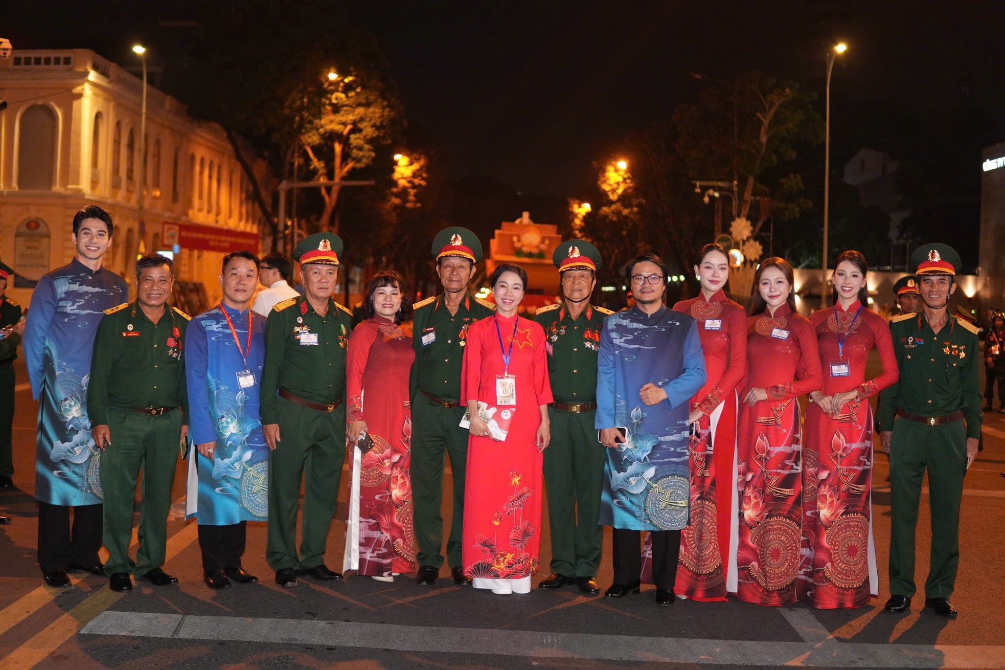 Hoa hậu Thanh Thủy, Tiểu Vy cùng 50 nghệ sĩ có mặt từ 2h sáng chờ diễu binh, diễu hành ảnh 2