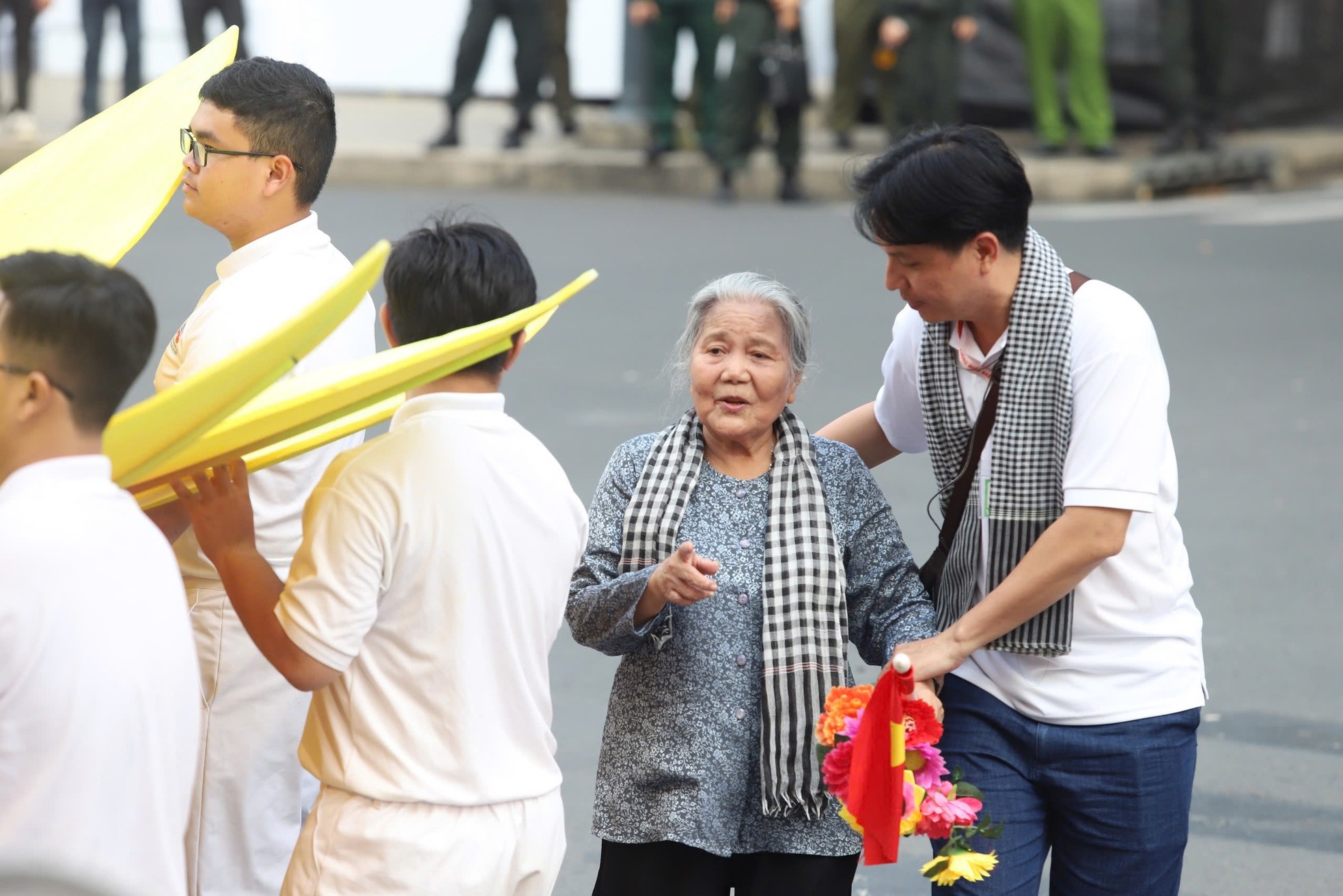 Hoa hậu Thanh Thủy, Tiểu Vy cùng 50 nghệ sĩ có mặt từ 2h sáng chờ diễu binh, diễu hành ảnh 16