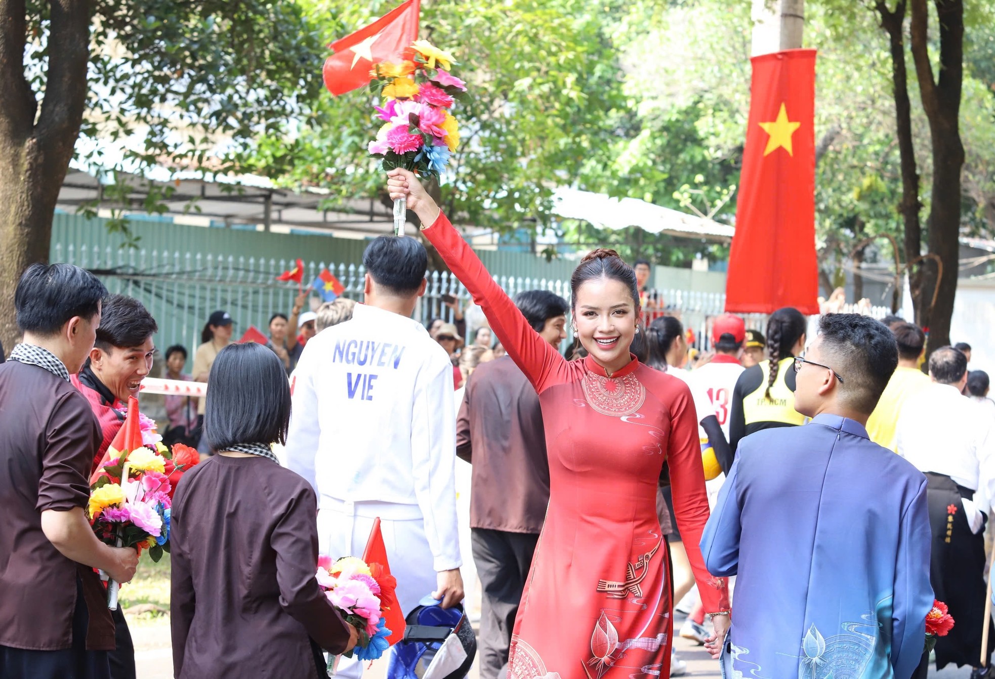 Hoa hậu Thanh Thủy, Tiểu Vy cùng 50 nghệ sĩ có mặt từ 2h sáng chờ diễu binh, diễu hành ảnh 17