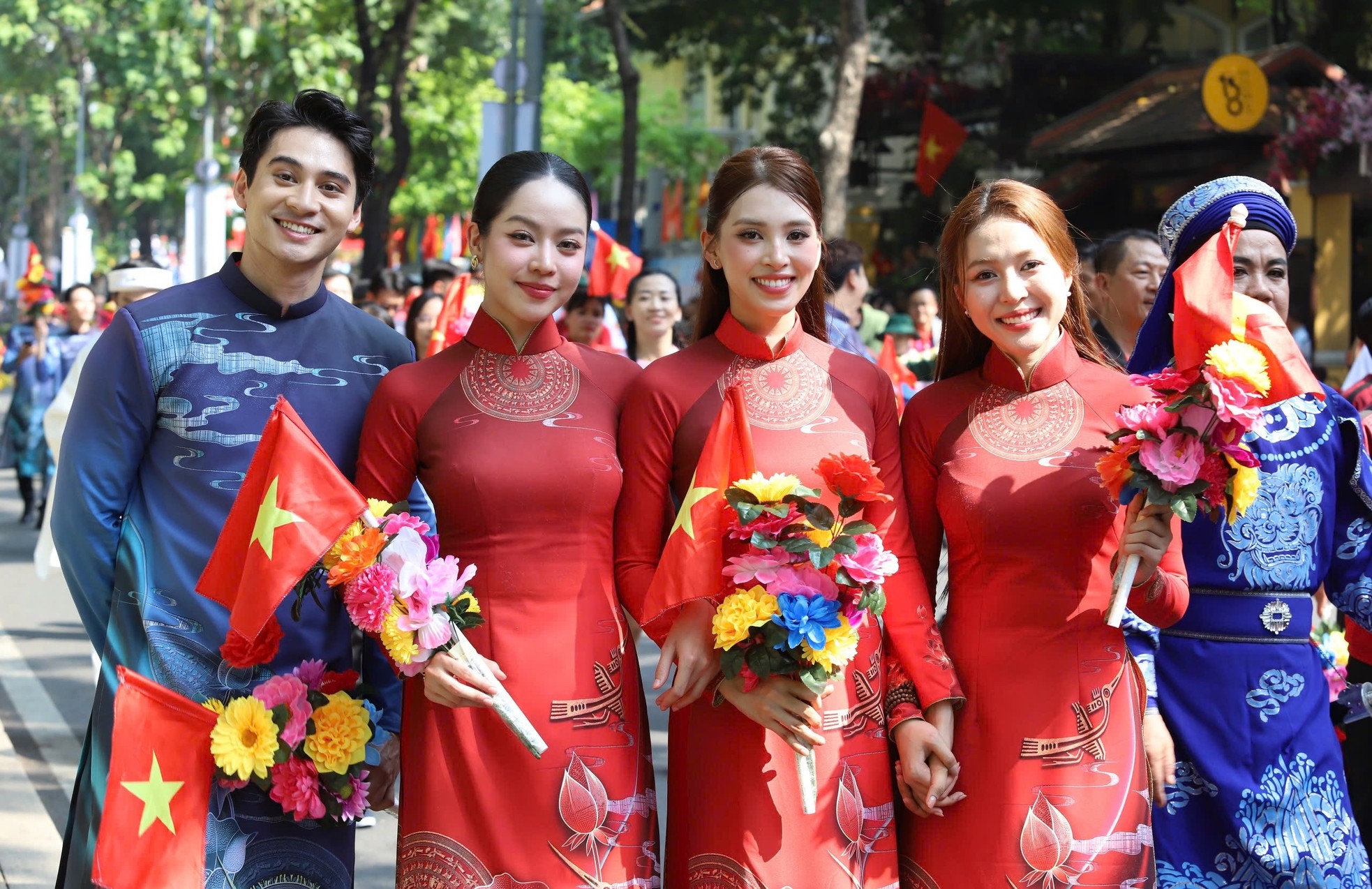 Hoa hậu Thanh Thủy, Tiểu Vy cùng 50 nghệ sĩ có mặt từ 2h sáng chờ diễu binh, diễu hành ảnh 18