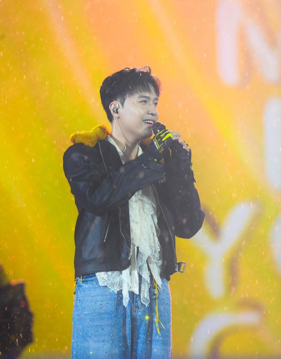 Mưa lớn đổ xuống show Anh trai ở Mỹ Đình, Trấn Thành phản ứng: 'Mưa tan nát, giống lũ lụt vậy' ảnh 2