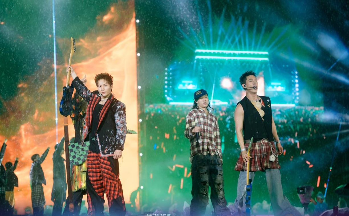 Mưa lớn đổ xuống show Anh trai ở Mỹ Đình, Trấn Thành phản ứng: 'Mưa tan nát, giống lũ lụt vậy' ảnh 3