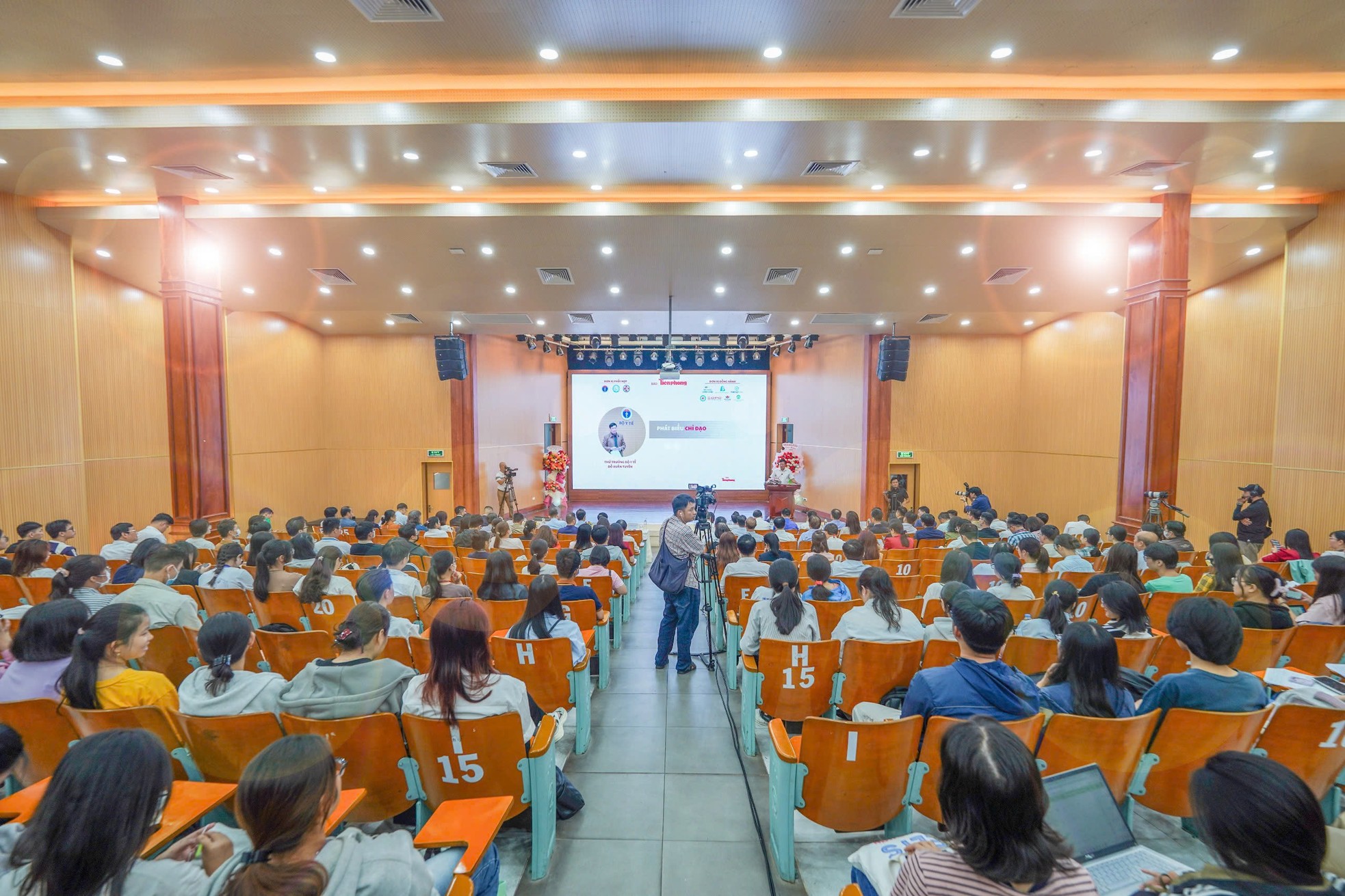 Thứ trưởng Bộ Y tế Đỗ Xuân Tuyên: 'Nhiều người nổi tiếng quảng cáo hàng gian, hàng giả, vừa rồi là kẹo rau đấy' ảnh 6