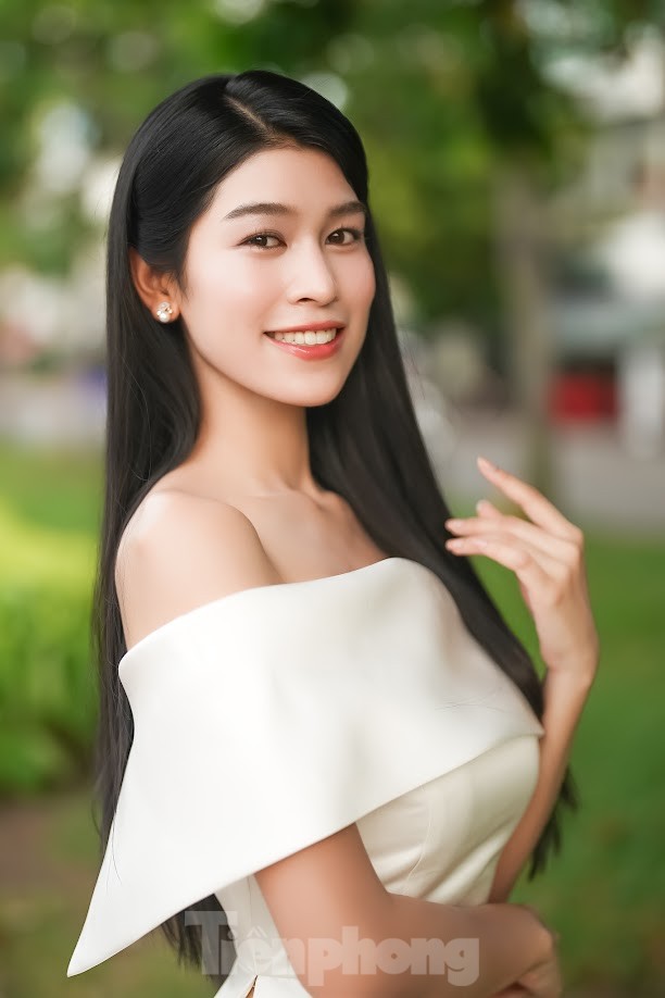 'Con nhà người ta' vào chung kết Hoa hậu Việt Nam: Thành thạo tiếng Anh - Pháp, đạt giải piano quốc tế năm 13 tuổi ảnh 1