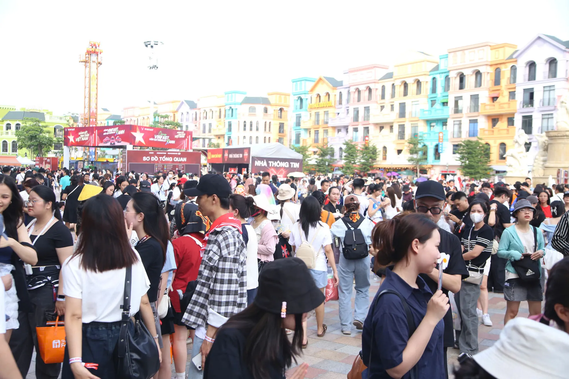 Biển người đổ về Hưng Yên ảnh 1