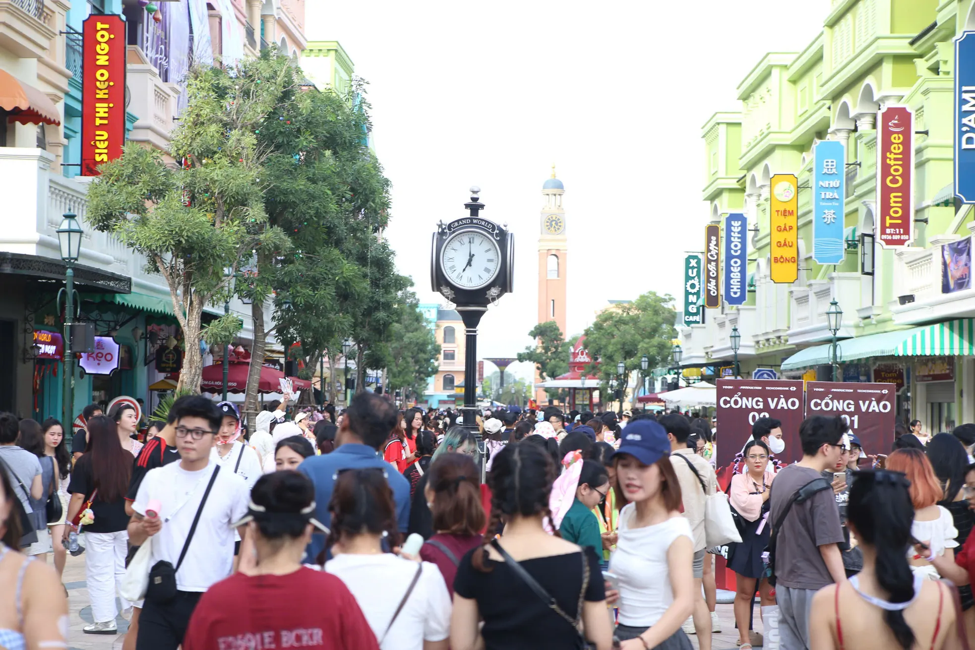 Biển người đổ về Hưng Yên ảnh 4