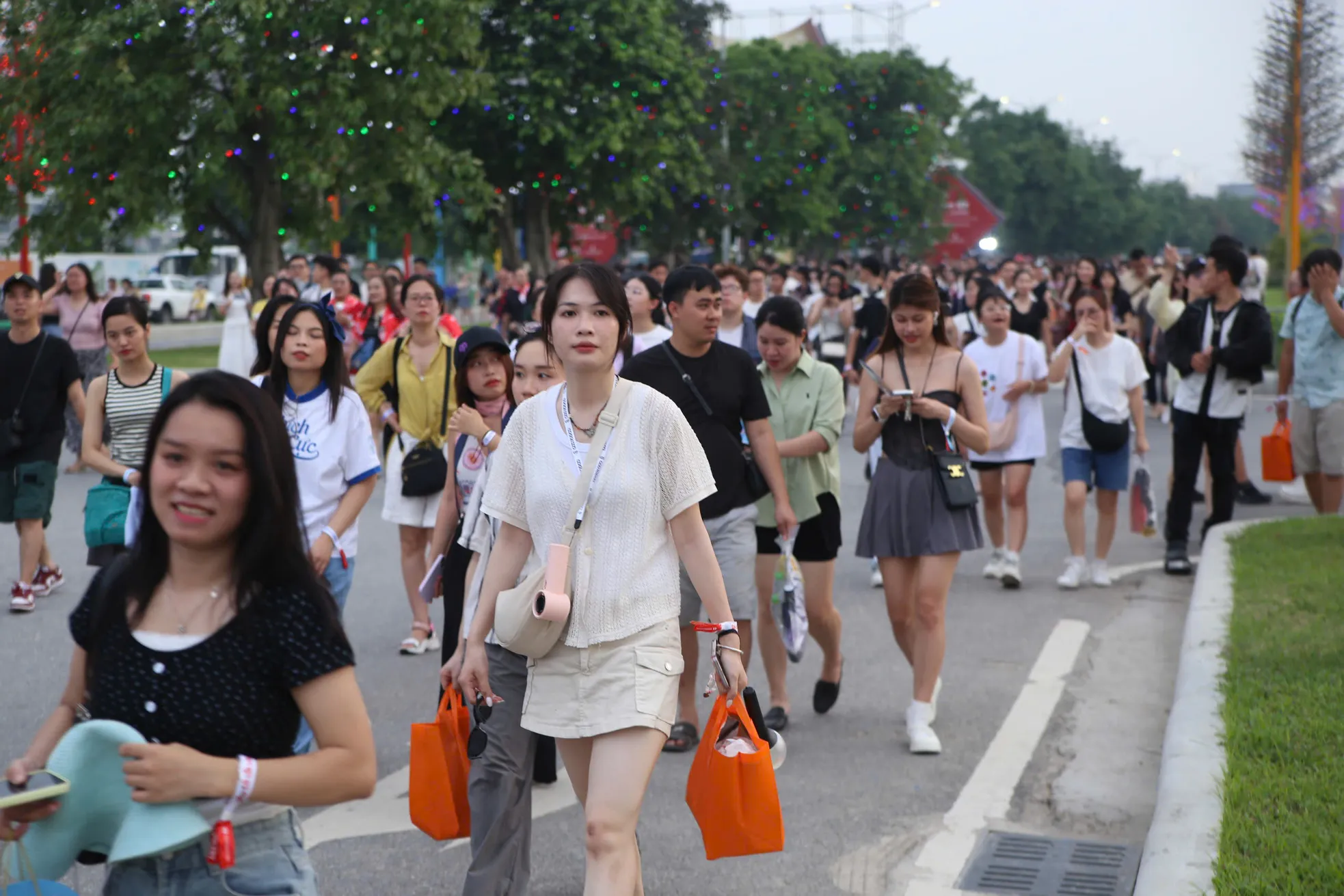 Biển người đổ về Hưng Yên ảnh 8