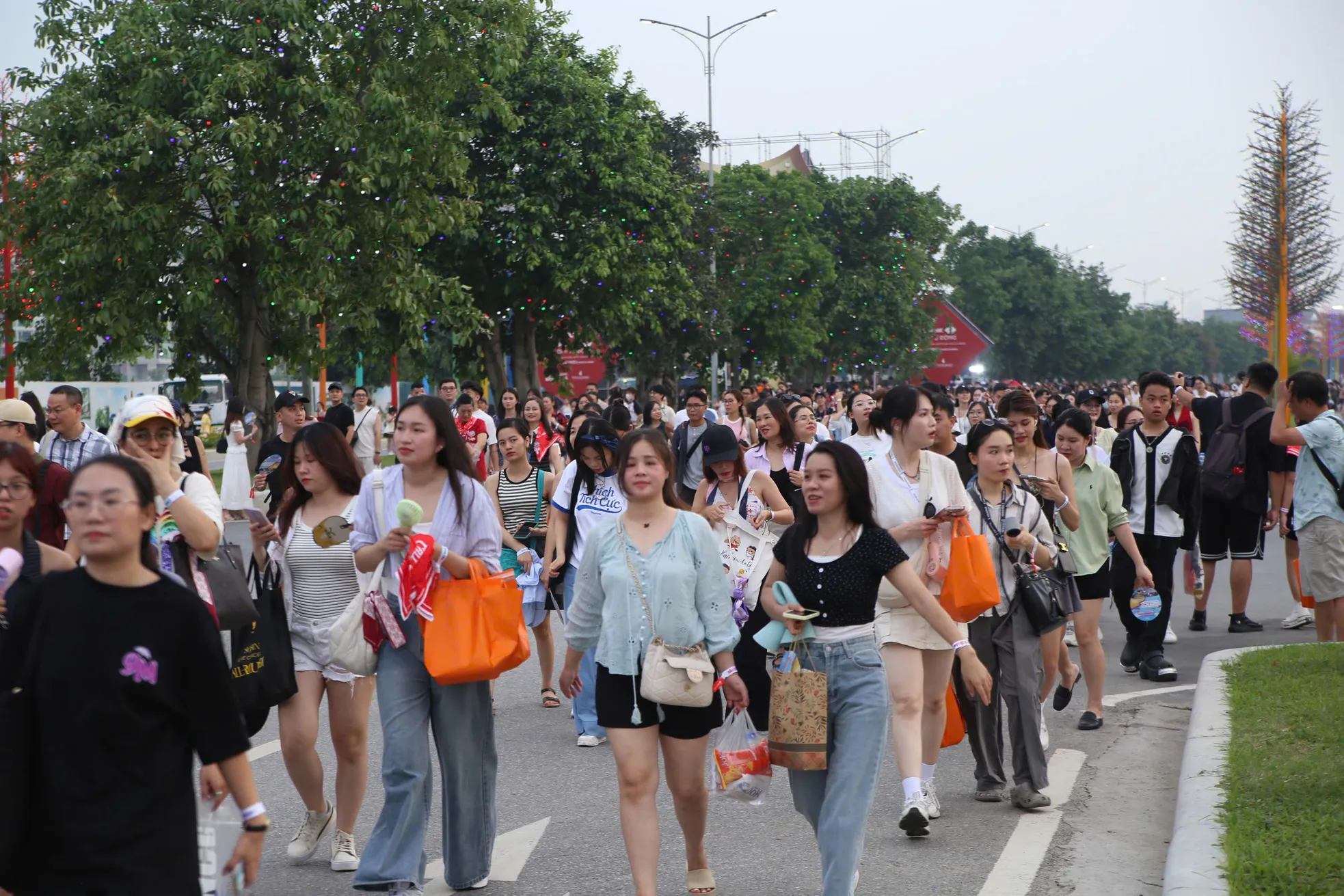 Biển người đổ về Hưng Yên ảnh 13