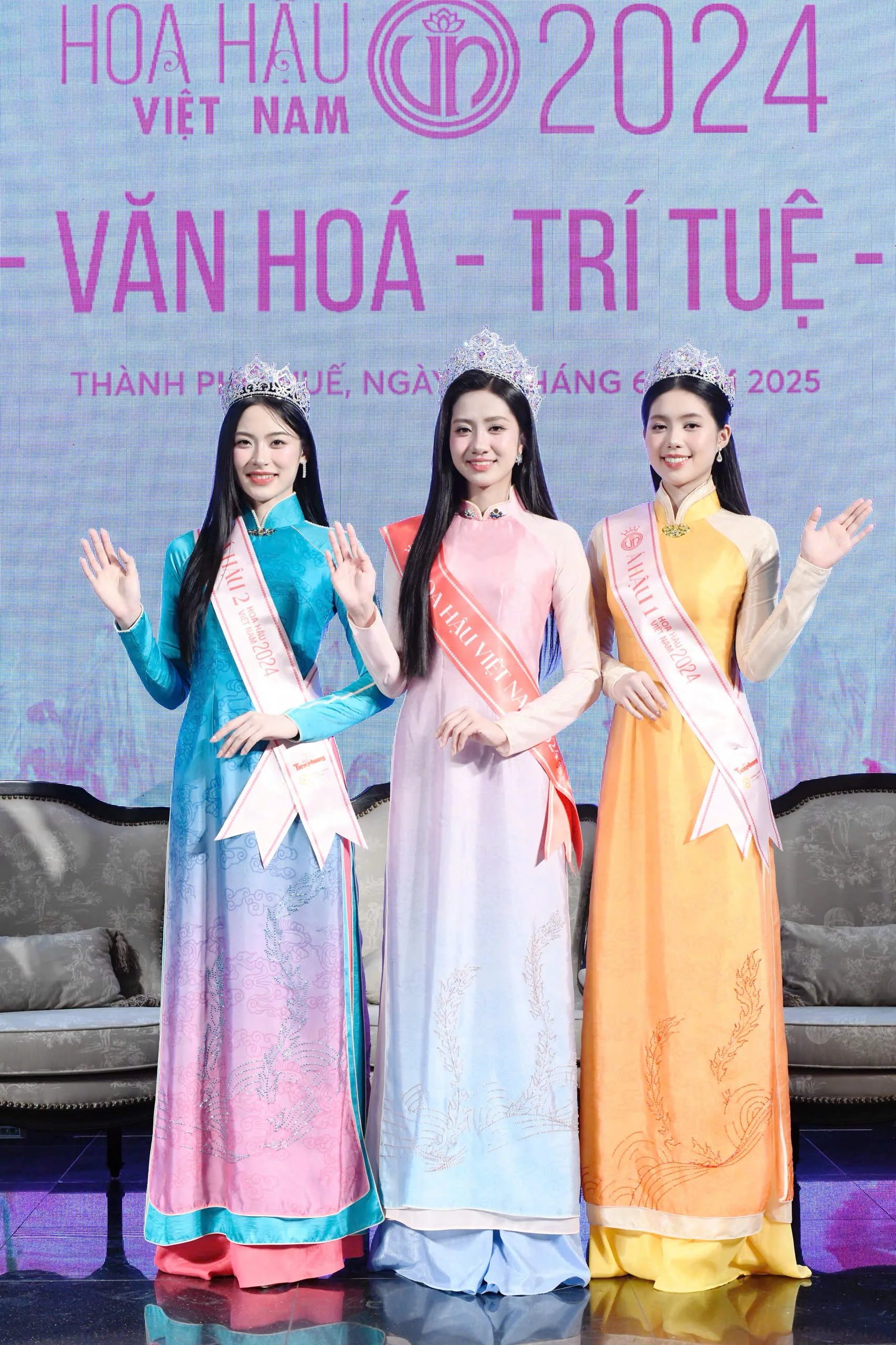 Hoa hậu Trúc Linh, Á hậu Châu Anh và Vân Nhi sau đêm đăng quang ảnh 4