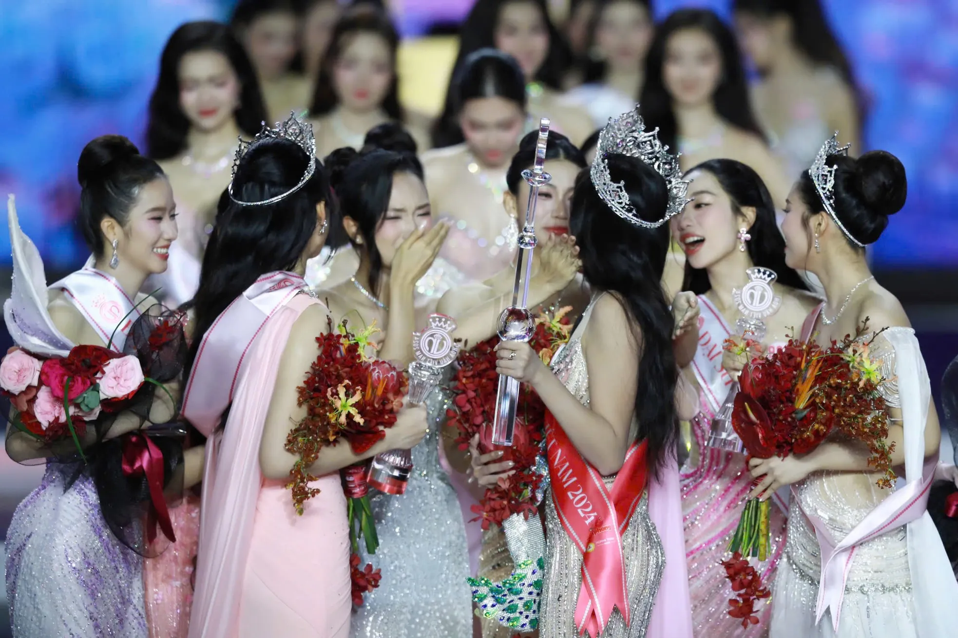 24 người đẹp ôm chầm Hoa hậu Hà Trúc Linh ảnh 3