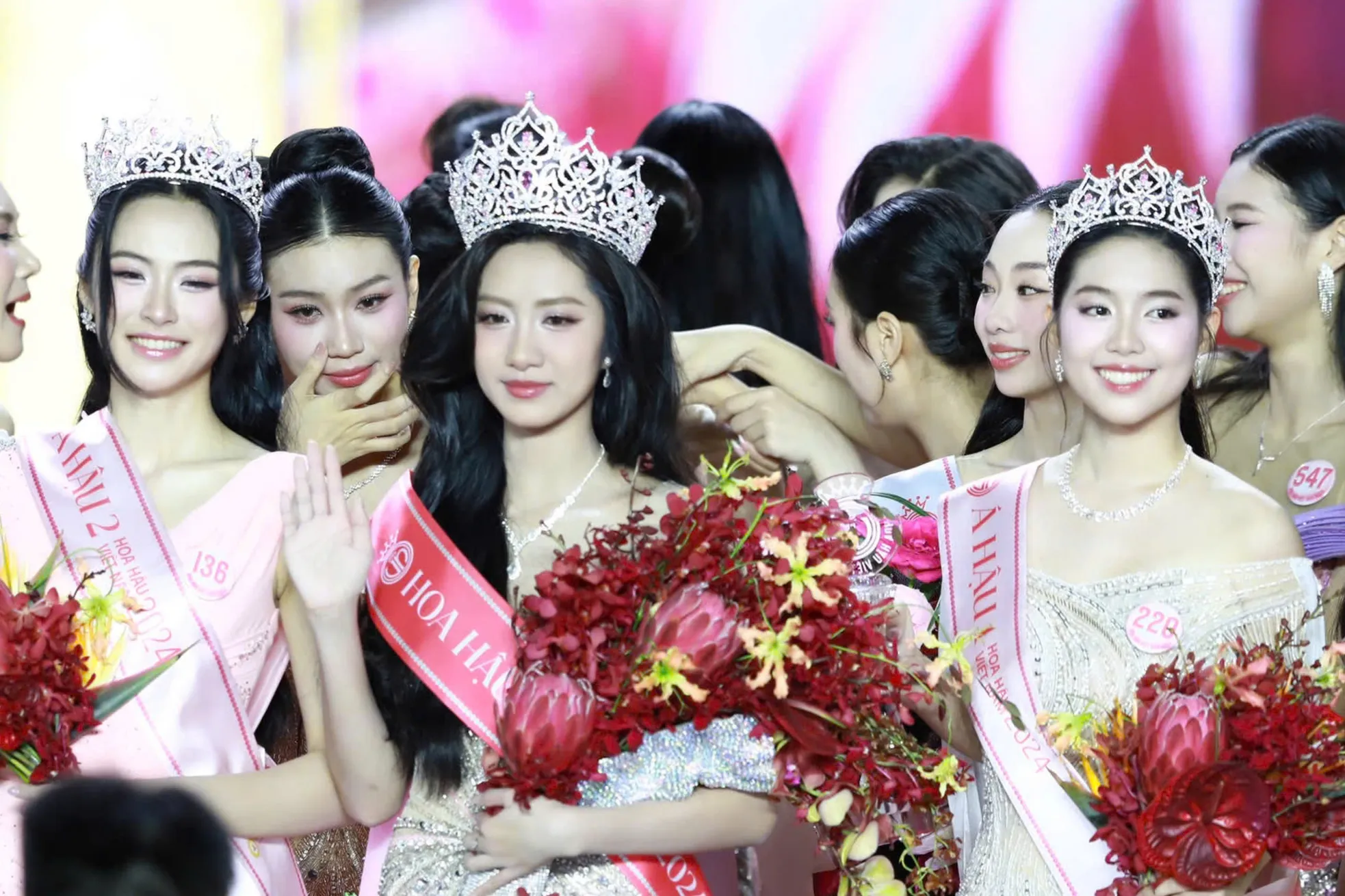 24 người đẹp ôm chầm Hoa hậu Hà Trúc Linh ảnh 9