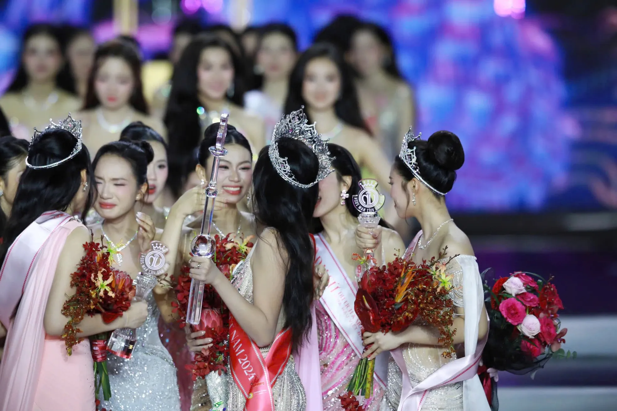 24 người đẹp ôm chầm Hoa hậu Hà Trúc Linh ảnh 4
