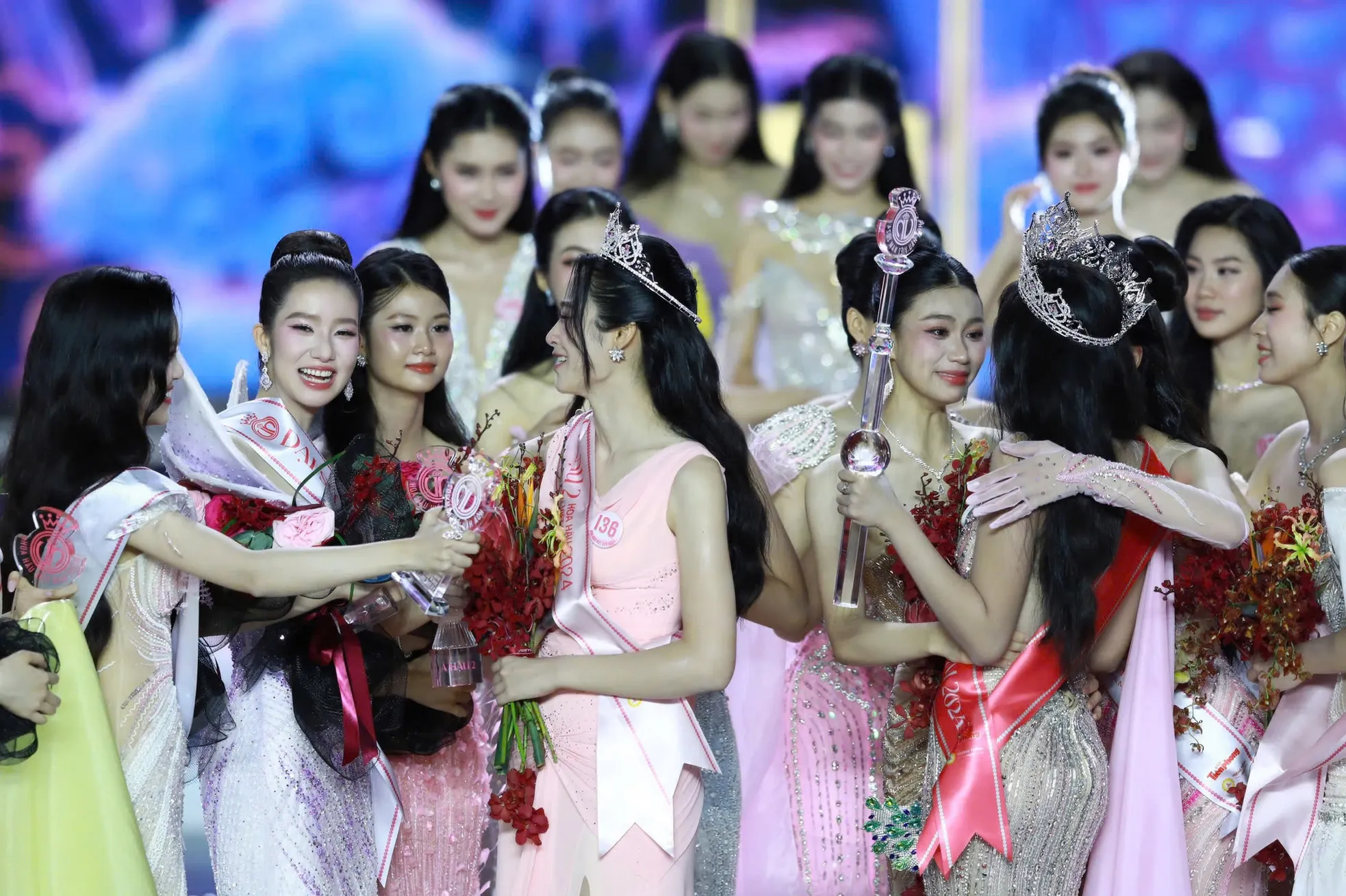 24 người đẹp ôm chầm Hoa hậu Hà Trúc Linh ảnh 5