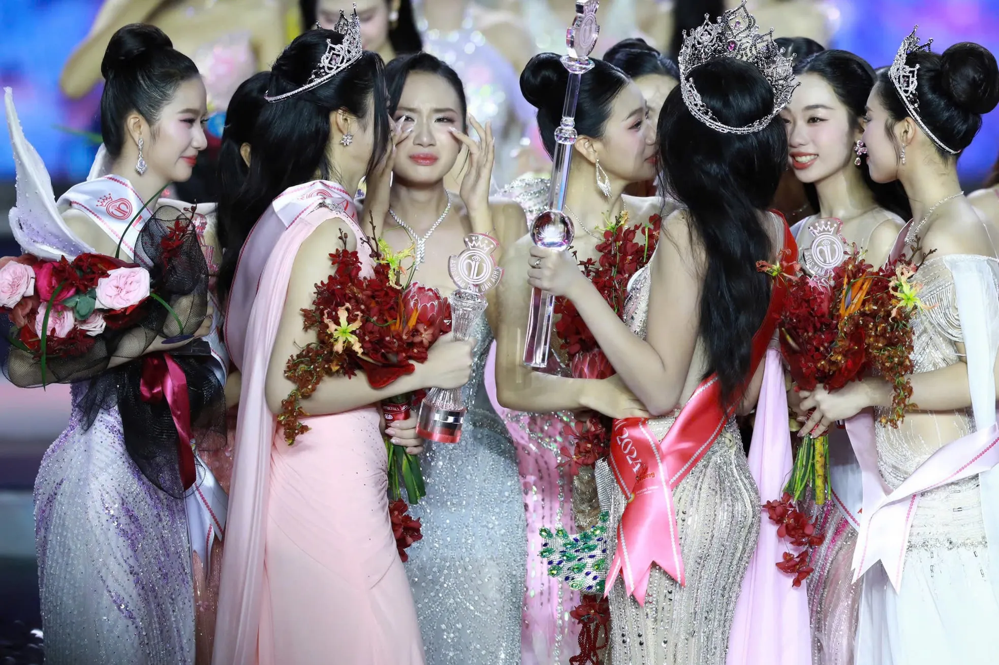 24 người đẹp ôm chầm Hoa hậu Hà Trúc Linh ảnh 7